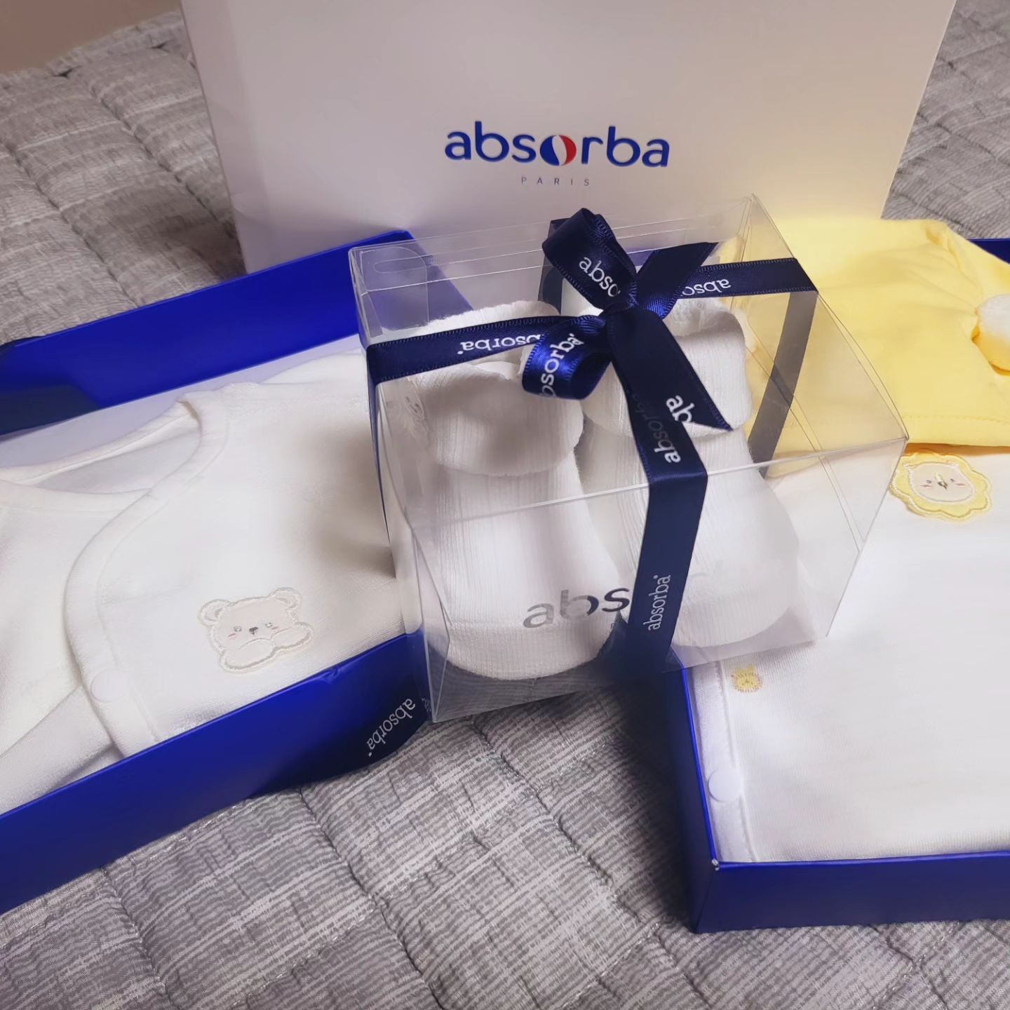 신랑이 새벽 12시에 모임가따 들어와서 나를 깨우더니
이거 보고 자라고 선물받아왔다고 
애기옷 보고 깜놀.. 잠 다 깨버렸네 ㅋㅋ
아직 성별도 몰라 옷 준비 안하고 있었는데 
이렇게 애기옷이랑 양말 쪼꼬만한거 보니 실감이 나네
결혼 5년만에 임밍아웃이라 그런지 신랑 친구들이 더 신났네ㅋ
너희들이 궁금해 하는 성별 나도 너무 궁금해 ღ'ᴗ'ღ
D-DAY 7일

#몸둥이가너무 무거워#4개월#벌써부터힘듬#압소바#아가옷#졸귀