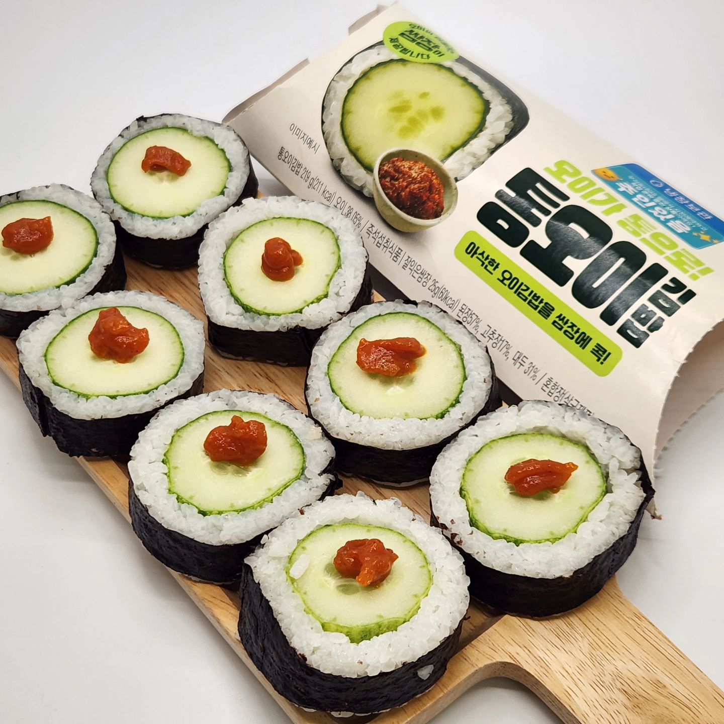 #GS25 #통오이김밥

🥒오이가 들어간 김밥은 많고 많지만
채써는 방식이라 눈에 띄지 않았는데
최근 최화정 유튜브에서 다이어트 레시피로
등장한 오이김밥😲

🥒오이와 밥 두가지만 들어가서
당 스파이크 없는 건강한 김밥으로 선보였죠😋

🥒그래서 이번에 GS25에서 새롭게 출시된
통오이김밥은 오이를 통째로 넣어 만들었고
쌈장까지 곁들여 같이 줘요👐🏻

🥒그치만 사전예약 해야 먹을 수 있었는데요.
지금은 3,500원인 통오이김밥을
50% 할인해서 1,750원에 구매했어요.

🥒지정한 지점으로 가셔서 수령하신 다음
GS25앱을 켜고 나만의 냉장고 바코드 삐빅~!🧏🏻‍♀️🧏🏻‍♂️