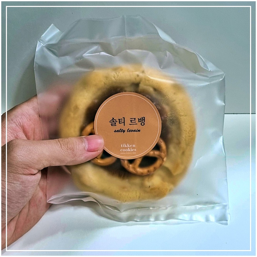 #광고
오늘은 제공 받았던 제품을 소개합니다.

티켄쿠키 tikken_cookies 에서 좋은 기회에 쿠키 3가지를 제공받았습니다.
솔티 르뱅 맛과 화이트 말차 맛, 오레오 스모어 맛을 골라서 시식을 해봤습니다.

자세한 후기는 프로필 링크에 있는 블로그에서 확인할 수 있습니다.

#티켄쿠키 #150g #빅사이즈쿠키 #수제쿠키 #대왕쿠키 #쿠키답례품 #쿠키선물 #쿠키추천 #tikkencookies #tikkencokkie #tikken #cookies #cookie