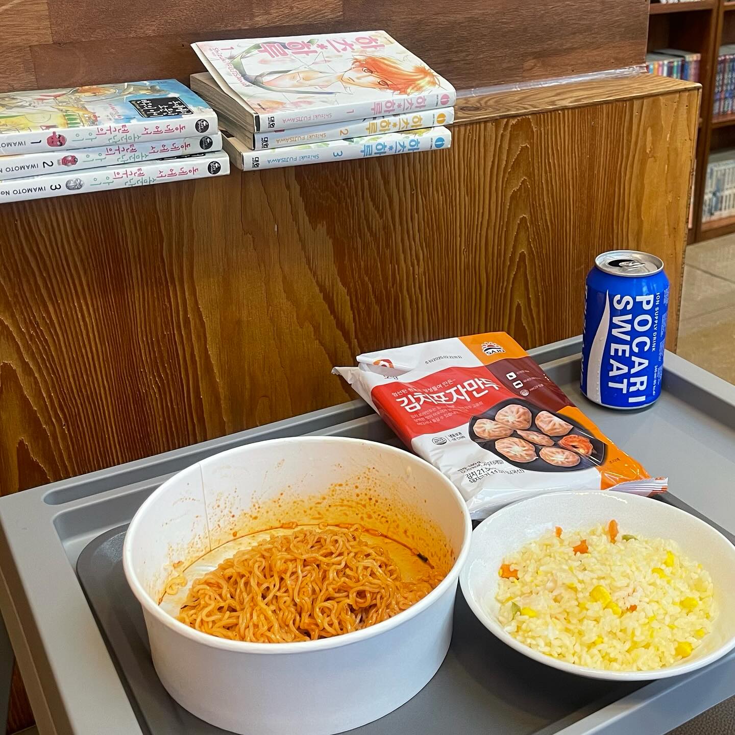 #협찬
🌟카툰플러스 사당점🌟 가성비 만화카페 발견! 📚✨

사당역 근처에서 만화카페 찾는다면, 여기 완전 추천해요! 1시간에 3,000원이라는 착한 가격에 다양한 만화책, 웹툰, 보드게임까지 완벽하게 구비된 곳이에요. 세상에세상에🥹🥹🥹
이번 신규 매장은 기존 만화카페의 문제점을 개선하여 
무인 자동화 시스템을 도입함으로써 더 합리적인 이용료와 
저렴한 음식을 제공하는 가성비 최고의 매장으로 거듭났다고 하더라고용

셀프로 만드는 라면부터 치킨, 만두까지 먹을거리가 다양해요! 
냉동식품, 과자, 음료, 젤라또까지 완벽하게 준비되어 있어서
먹방 즐기기 딱 좋아요🍜🥟🍦
완전 사당역에 아지트 생겼네요❤️
엄청 더운 요즘 시원하게 뒹굴거리고 쉬었다 갈 수 있어서 좋았답니다👍🏻

네이버 리뷰 이벤트로 무료 라면과 토핑 쿠폰도 받으니까 놓치지 말고 꼭 방문해 보세요! 지금 당장 카툰플러스 사당점으로 가보세용🙌🏻💕
#사당역만화카페 #사당역만화방 #사당카페#카툰플러스사당점 #만화카페 #만화카페추천 #셀프라면 #가성비최고 #만화책천국 #리뷰노트