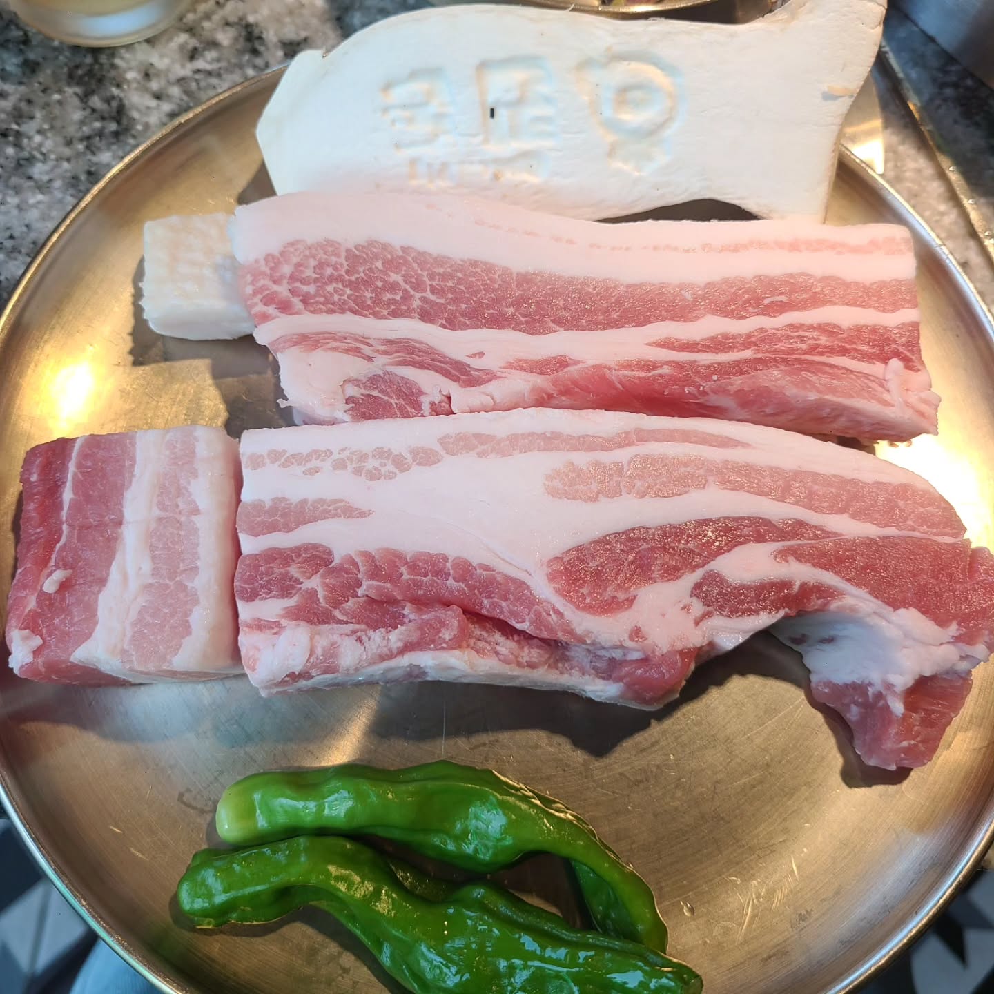 #협찬 
어맛!!! 고기집이야?? 명품집이야??
인테리어부터 눈에 확~들어온 퀸돈♡♡
고급진 가게안이 너무 좋더라구요^^
커다란 불판에 고기를 구워주고~
보리?? 를 넣어서 만든 쌈장~ 최고최고!!!
짜지않고 담백해서 맛있더라구요~~
고기질도 좋고~ 셀프바에 없는거 빼곤 다~있고
특히 묵은지가 맛있어서 고기 질릴틈이
없더라구요♡♡♡♡
다음에 회식할때ㅎㅎ여기로 잡아야겠어요^^
ㆍ
ㆍ
#첨단맛집 #퀸돈 #첨단고깃집 #첨단삼겹살 #첨단핫플 #광주첨단맛집 #첨단퀸돈 #광주맛집 #광주핫플 #광주고기집 #광주삼겹살