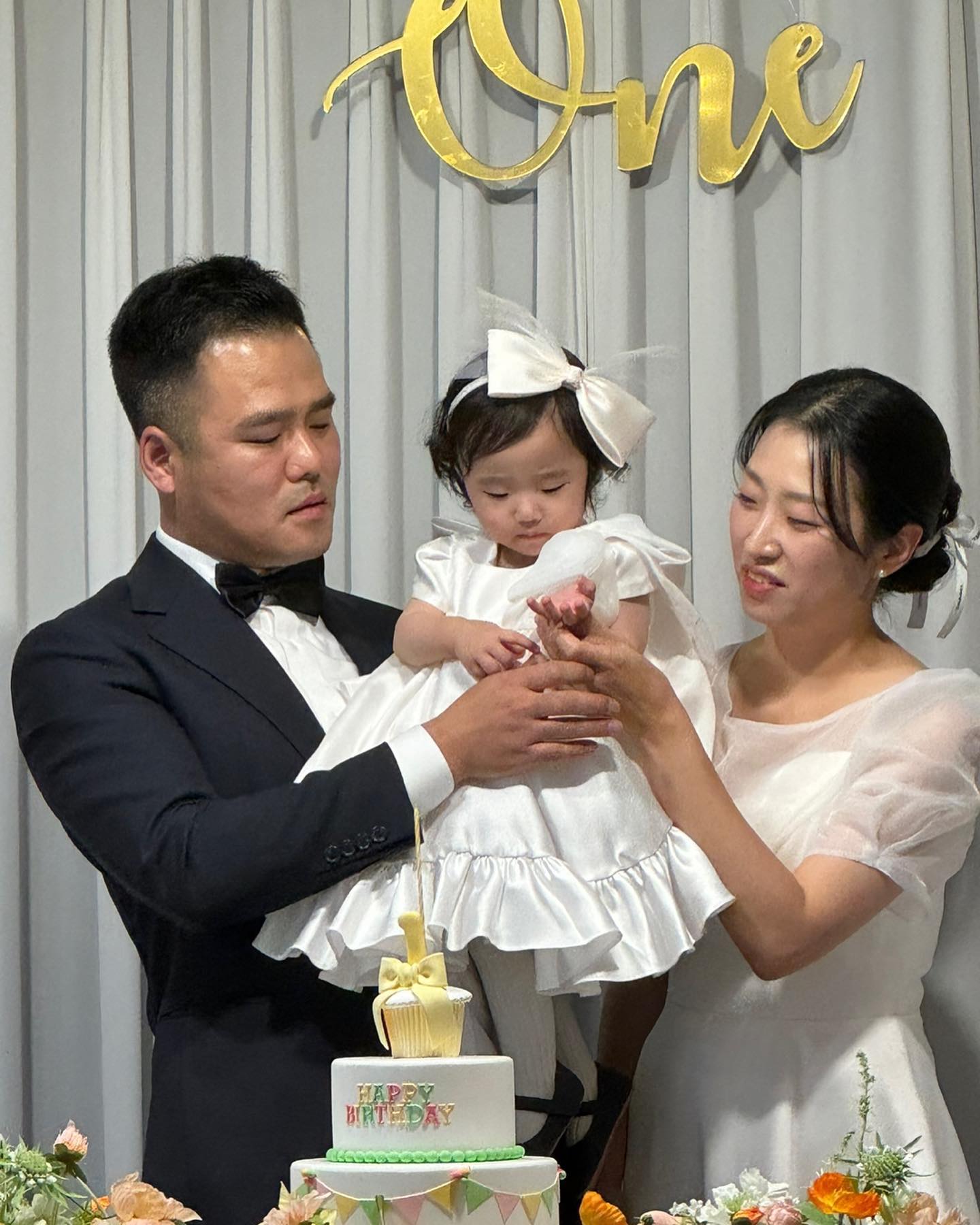 .
+365❤️
하유니 처음 생일🎂
건강하게 자라줘서 고마워🫶

낮잠 많이 못잤는데
단한번도 울지않은 씩씩한 공쥬👸
자기 날인걸 아는거 같음ㅋㅋ
#생일축하해 하윤아🎉
앞으로 더 행복하자
우리 가족 사랑해요오❤️

+하람,하빈이 둘다 판사봉 잡았었는데
하윤이도 판사봉
이게 무슨일이지😝

축하해주신분들 모두 감사합니당😍

#첫생일 #돌잔치 #돌끝 #돌사진 #돌스냅 
#더클래식n #더클래식n원주 #브러쉬메이크업 
#스냅사진나비잠 #수민맘 #답례품