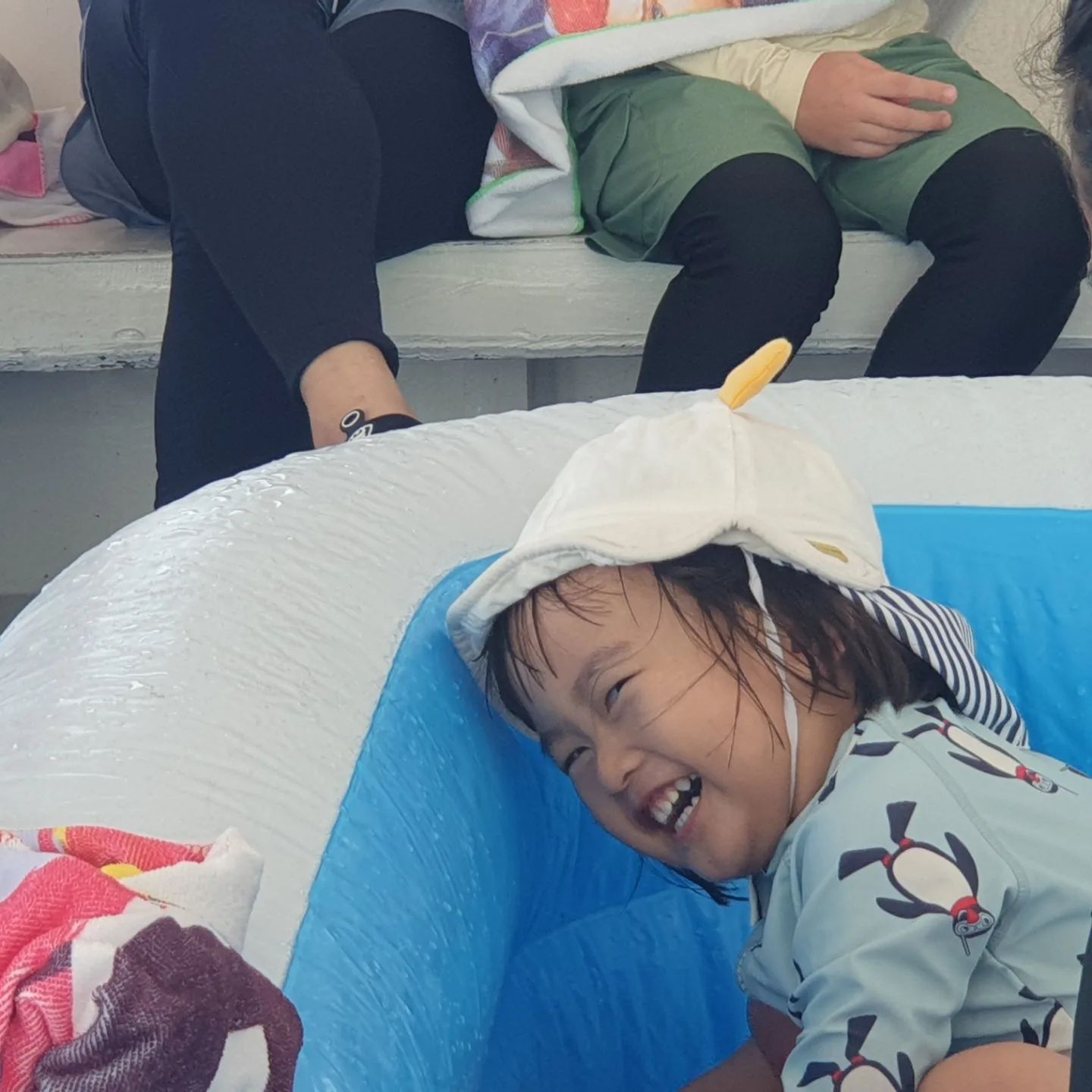 #세부여행중

호핑투언데 바닷물에는 안들어가는 저 아드님;;
근데 배 위 수영장에서는 아주 신났네?ㅎㅎ

크루들 덕분에 편히 즐겼지ㅎㅎㅎ
시터천국이라는 이유가 있는데는 이유가있긴하지ㅎㅎ

#오늘은호핑투어 #언제쯤바다에들어갈껀데 #즐거우면됐지뭐
 #세부호핑 #세부호핑투어