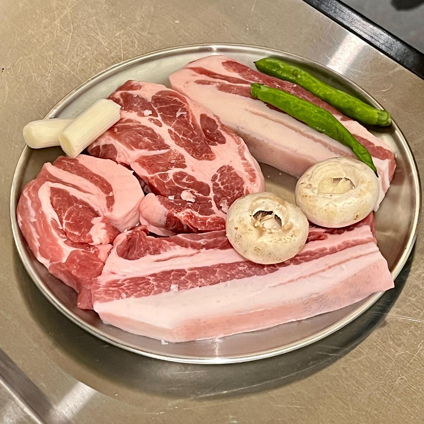 #협찬 🐷
지리산 프리미엄 흑돼지 ‘버크셔k’ 전문점 삼각지 #용돼지

✔️✔️지리산세트(삼겹 + 목살) + 버크셔k 짜장밥

참나물 파무침을 포함한 기본 반찬들과 다양한 소스가 제공
쌈장, 소금, 와사비, 딱새우 와사비소스, 갈치속젓 ❕❕

고기 자체가 완전 두툼하고 육향과 육즙이 흘러넘치는….
거기에 부드럽고 쫄깃한 식감까지 미쳤..👍👍

이거 먹자마자 왜 ‘프리미엄 흑돼지’라고 불리는지 바로 알 수 
있어요❕ 특유의 식감과 육즙은 진짜 찐 인정👏👏

고기도 직원분들이 직접 다 구워주시고 ‘겉바속촉’ 완전 제대로..
소스가 다양하고 다 잘 어울려서 취향껏 냠냠

사이드로 시킨 버크셔k 짜장밥은 소스가 꾸덕하고 뭔가 
특이하다고 해야 하나 먹어봐야 느끼실 수 있어요😂😂

내부는 그레이톤에 차분하고 깔끔 그 자체라 모임이나 
데이트하기에 넘나 좋을 거 같아요❕❕

프리미엄 흑돼지 버크셔k를 제대로 먹어보고 싶다면 용돼지
육즙과 쫄깃함 그리고 특별함을 느낄 수 있는 곳✨✨

위치는 삼각지역에서 2분거리 용리단길에서도 가까워요✔️

주소: 서울 용산구 한강대로62길 19 1층 용돼지🐽

#삼각지맛집 #삼각지역맛집 #삼각지고기집 #삼각지데이트 #신용산맛집 #신용산고기집 #신용산데이트 #용리단길맛집 #용리단길데이트 #스토리앤미디어 #스토리앤체험단 #전쟁기념관맛집