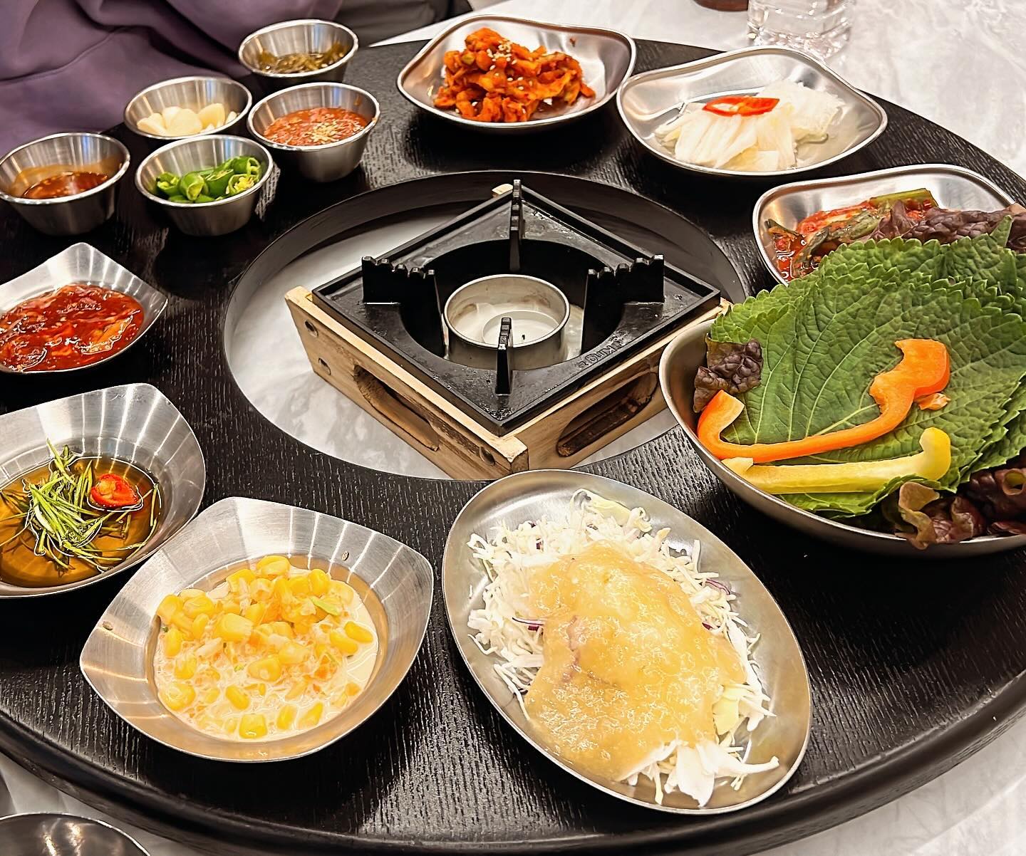 -
#20240125_목요일 

상호명 : 청년족발 마곡본점
위치 : 마곡중앙4로 22 A동 101,102호
오리진족발 (소 31,000원), 막국수(중 8,000원)

청년족발 요기는 마곡에서 일하시는분이라면 다 아시는곳!!
조금늦게 갔더니 웨이팅해서 들어갔오요 🥹
들어가서 2명이 가서 작은거 시켰는데 ..!! 여기는 진짜 양이 많아요😋
매번 먹고나면 허리단추를 풀고싶을정도러 배가 빵빵해져서나와요 ㅋㅋ
여기 족발은 껍데기는 쫜득쫜득, 살코기는 부들부들 
마늘양념샐러드를 족발에 올려 막국수와 함께 먹으면 🤤
기다려서 먹을만한 집이예요 다들 아는 곳이실테지만 혹시....혹시나
여러분 모르신다며 꼭!!한번 마곡오면 들려봐주세요 ㅋㅋ
소문안내고 싶은 가게지만 이미너무 유명하니까요 뭐.....
꼭 드셔보세요 👍👍👍👍👍

#자취생음식 #외식 #소문난식당 #족발맛집 #보쌈맛집 #막국수맛집 
#마곡 #발산 #맛집 #마곡맛집 #건강하게먹기 #잘먹었습니다