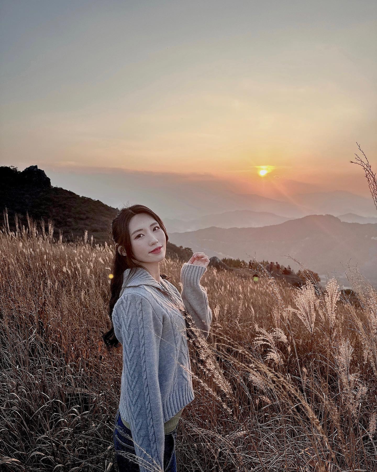 노을 + 니트가디건 + 억새 + 반묶음 조합이란 🌄
뒷모습이 특히 이쁘게 나옴
갬성 아주 낭낭해~~
