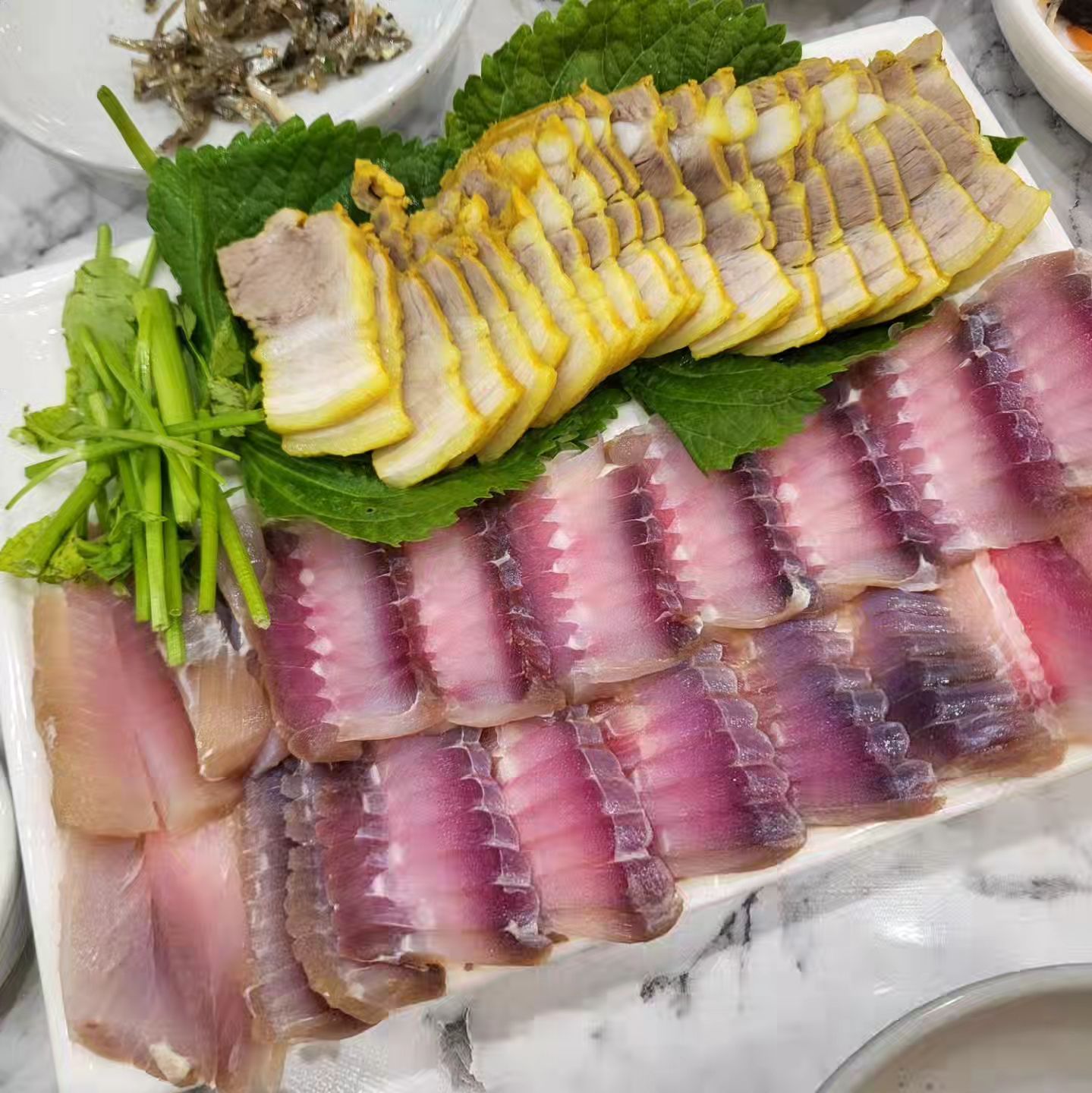 창원 중앙동 남도음식전문점
목포밴댕이~

남도음식 전문점이라 먹고싶은게 너무 많았지만...
꽃게장 장뚱어탕 병어 우럭간국 다 먹고팠는데
홍어삼합 먹으러 간거였기에~ㅋ

톡쏘는 맛은 덜했다
초보자도 먹을수 있을듯 ㅋ
석각미역도 참 맛있더라
미역국 보다는 미역자체가 퍼지지도 허물거리지도 않아서
식감도 굿

담엔 알베기 특꽃게장 먹어볼예정

#창원맛집#창원중앙동맛집#목포밴댕이#창원목포밴댕이#창원남도음식전문점#창원전라도음식#창원홍어삼합#홍어삼합#부처님감사합니다