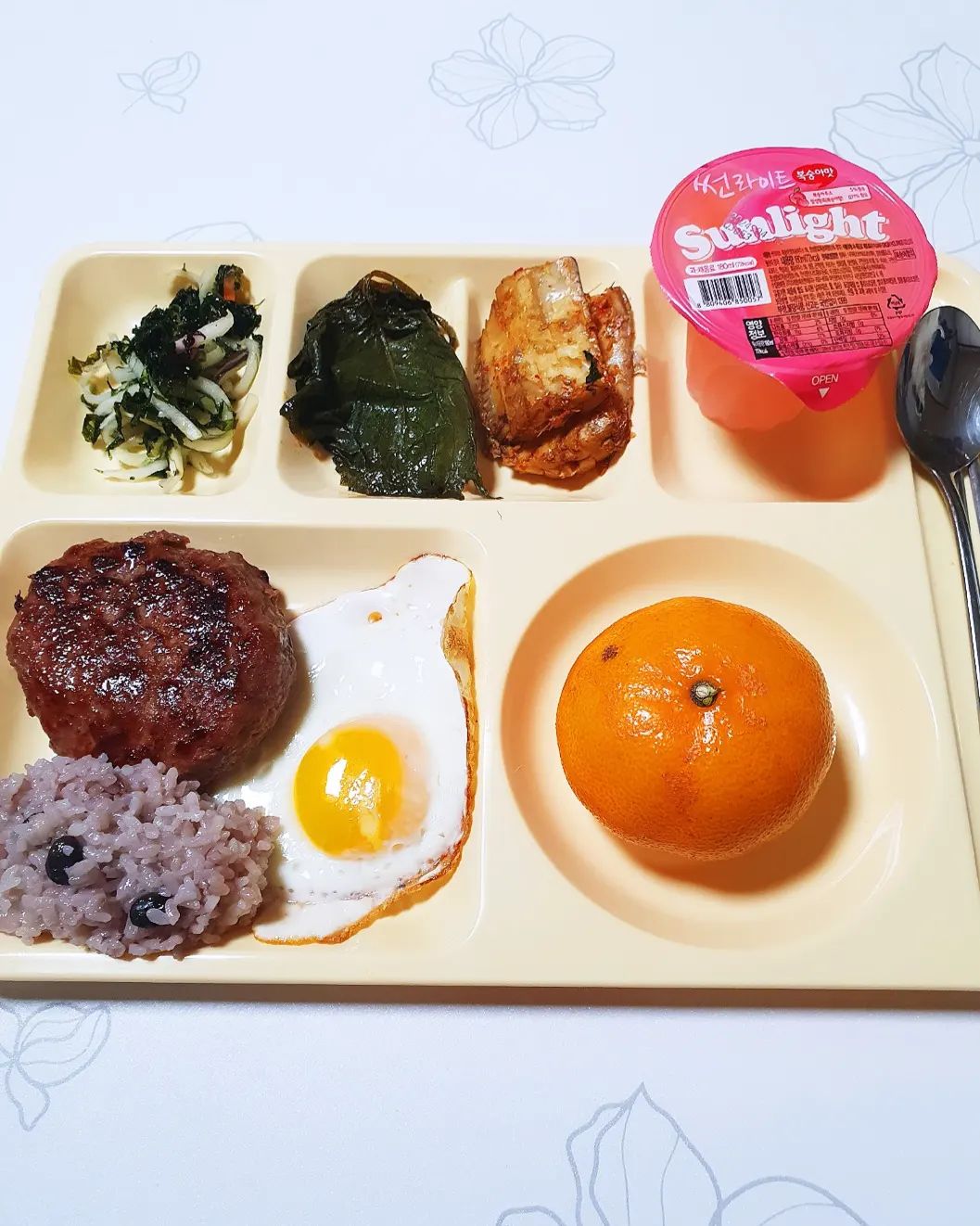 #협찬 #식판의고수 

여러 개의 그릇을 설거지하기란 정말 너무나 귀찮은 일이죠! 

식판을 사용하면서 정량식사도 하고, 설거지도 간편하려고 찾던 중 무게도 가볍고 내열성이 뛰어난 식판의 고수 주니어 한식 식판을 사용하게 됐어요~ 

식판을 사용하면서 음식물 폐기물도 감소하고, 영양 균형을 맞추는 데에도 도움을 받고 있어요~ 게다가 식판을 사용하면서 식사량이 보이다 보니 과식방지까지 돼서 너무나 좋아요! 🥰

🙆‍♀️ BPA FREE 인증제품으로 환경호르몬인 비스페놀A가 검출되지 않아 인체에 무해한 안전한 친환경 제품이에용~!

🙆‍♀️ 멜라민 식판으로 가볍고 내구성이 뛰어나며, 다양한 색상으로 만들어져서 취향껏 고를 수 있어요.

🙆‍♀️ 사용 가능 기기가 많아 편리해요.
⭕ 식기세척기
⭕ uv건조기
⭕ 전자레인지(1-2분내권장)

식판의 고수 주니어 한식 식판은 장점이 참 많은데요, 내열성이 뛰어난 멜라민식판이라서 냉장고 및 전자렌지 사용이 가능한 데다가, 컬러도 다양하고 가격도 저렴해서 대량구입도 부담없어요! 

영양이 중요한 학생, 바빠서 시간절약이 필요한 직장인, 정량식사를 원하는 다이어터 등 가정용 식판으로는 물론 단체용 식판으로도 너무 좋아요. 😘

👉 구매좌표 (식판의 고수 / 주니어 한식 식판)
https://smartstore.naver.com/allaboutdividedplates/products/6225992570
.
.
.
#한식식판 #식판추천 #멜라민식판 #주니어식판
#맞팔 #맞팔해요 #먹팔 #먹팔해요 #소통 #소통해요 #먹스타 #좋반 #좋아요반사 #좋아요반사테러 #먹팔맞팔 #선팔하면맞팔