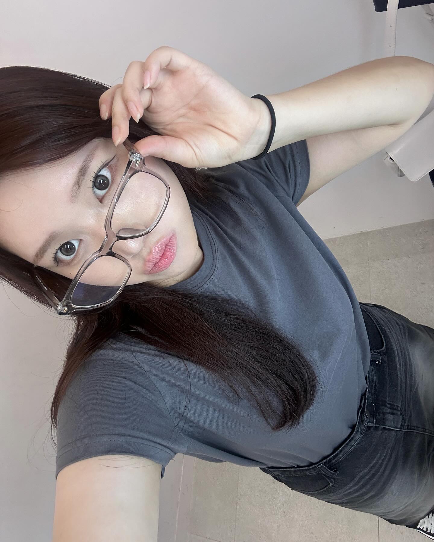 안경을 ,, 얹은 ,, 소녀 ,,