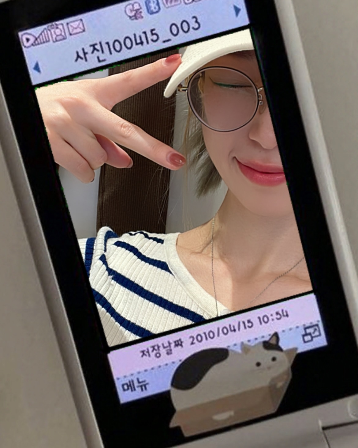 앵굥 🤓

정신 없고, 걱정되고, 착잡하며 어지럽지만
그럼에도 견뎌내며 어찌저찌 나아가는 삶☘️

#안경셀카 #셀스타 #얼스타그램 #안경스타그램 #데일리그램