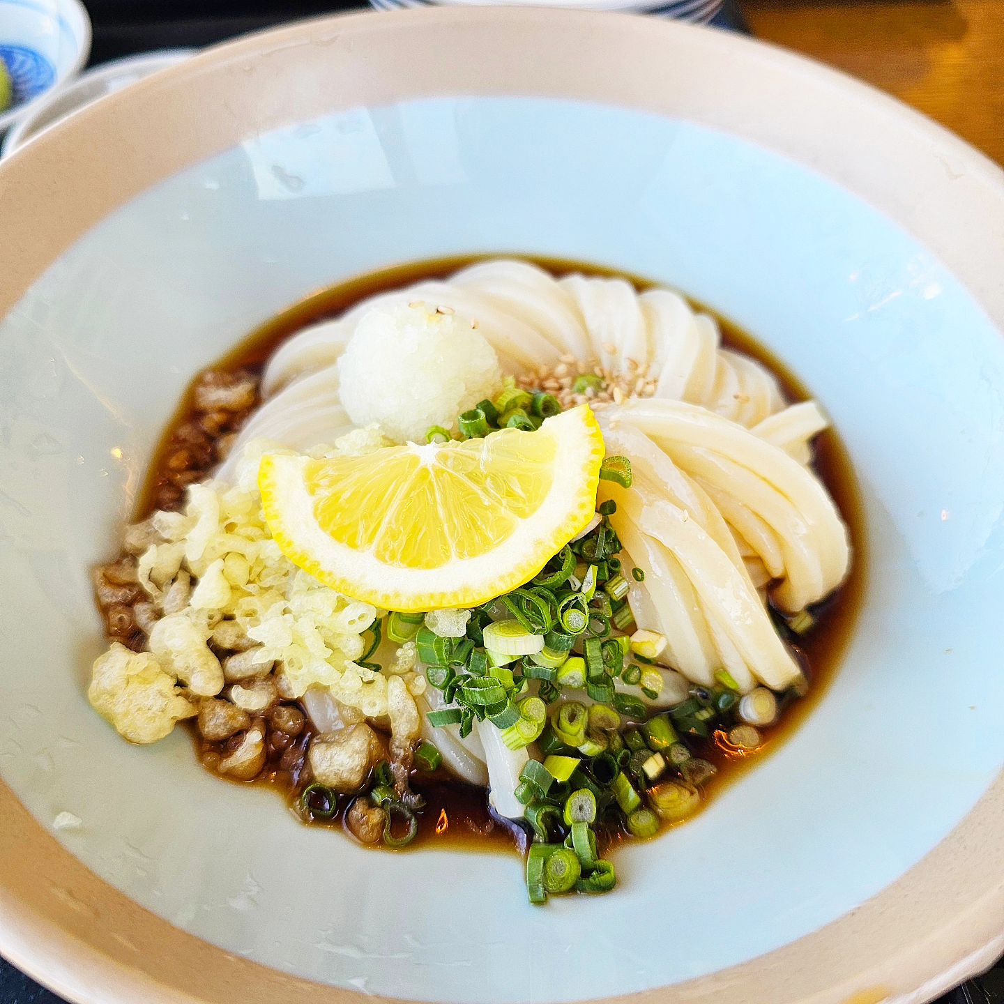 #내돈내산
#살롱라비평촌점 에서 머리하고
급 우동땡겨 #백운호수맛집 찾음!!
#자가제면백우동 직접 뽑은 우동면이라
확실히 쫄깃쫄깃하니 맛이 좋음!!
돈까스도 소소하니 괜찮음~!
백운호수가 보여서 바깥 풍경 보면서
먹으니 간만에 외식하는 기분 들었음! 

🍲🍢 주문한 메뉴 
- 돈카츠정식A: 붓가케우동+돈카츠+계란밥
- 따뜻한 우동: 어묵우동(구운어묵)

📍 경기도 의왕시 백운로 505
📌 오전11시~20시30분(주차가능)
⚠️ 브레이크타임: 15시~16시30분

#백운동맛집 #백운호수맛집추천 #맛집추천
#붓가케우동맛집추천 #붓가케우동 
#돈카츠 #돈카츠정식 #오늘아님주의 
#존맛탱 #맛있다그램 #꿀맛 
#맛집탐방 #맛집그램 #맛집스타그램