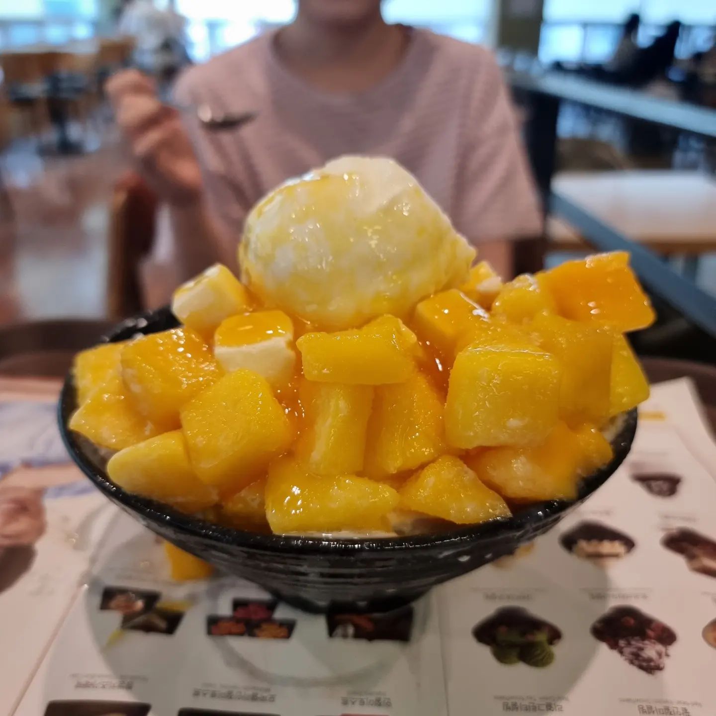 오랜만에 망고 먹고 싶어서 달려간 #설빙망고빙수 굿

사이즈 좋고 
달고 맛남

#울아들최애 #망고빙수맛집