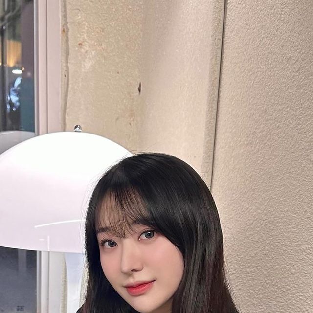혷 on Instagram: "#광고 오버핏 실루엣의 비건 스웨이드 자켓🖤 밑단 스트링으로 조절이 가능하고 투웨이 지퍼를 활용하여 다양한 스타일링이 가능해서 좋아요! 보들보들🥰 제품명 : 아이러