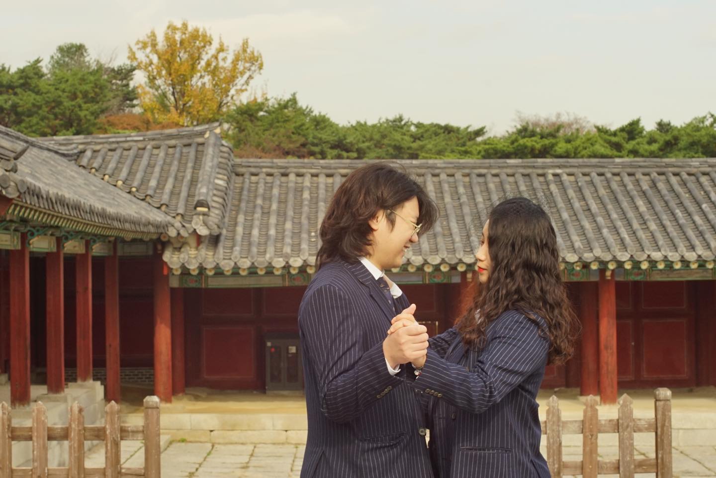 -
你好！밀린 근황을 적어봅니다.

3개월간 한국어를 가르쳤고 숨막히는 시간들을 보냈습니다. 2개월은 쉬웠으나 마지막 3개월차는 좀 어려웠어요. 마음이 어려워서 전철을 타는 것도 밥을 먹는 것도 잠을 자는 것도 힘들었습니다. 불안은 누구나 안고 살지만 증세가 심하면 병원을 가야죠. 약을 먹고도 잠을 잘 못잤습니다. 그래서 퇴사하게 되었습니다. 뭔소린가 싶죠? ㅋㅋ

가을 웨딩촬영을 했습니다. 예쁜 사진들이 많은데 그 중 제일 맘에 드는 사진입니다. 댄싱인더궁 ㅋㅋ 실제로 춤을 추면서 촬영했습니다. 궁에서 보이는 이색적인 풍경의 두사람. 낭만 있죠 히히. 잘 보이지 않지만 머리엔 그물베일을 쓰고 찍었습니다. 탐방을 온 유치원생들이 그물쓴 공주님이다 라고 했을때 웃음이 터져나왔습니다.
공주라뇨 푸하하. 틈틈이 웃고 지내긴 했습니다. 크게 웃지 못했을 뿐이에요.

겨울 촬영도 기대가 되네요. 예쁘게 하고 좋아하는 곳에 가서 찍을 예정입니다. 사진들을 하나씩만 풀고 있어요. 결혼식 당일에 한 번에 모아서 보여드릴게요. 사서 고생하는 것 같지만 계절마다 사진찍는 거 은근 재미납니다.

인스타에 글을 쓰는게 되게 오랜만이더라구요.
블로그에는 근황과 넋두리 불안과 우울을 종종 올리고 있습니다만, 딱히 정제되지 않은 생각입니다만 그렇게 재밌진 않아요. 가독성도 인스타가 더 좋은 것 같다고 생각합니다. 인스타가 더 친근하게 느껴지기도 하구요. 뭐 어쩌라고 싶죠? ㅋㅋ

시를 잘 쓰는 법을 여전히 모르겠습니다.
겨우 겨우 시를 다시 읽고 조금씩 쓰고 있습니다. 맘에 드는 게 나오지 않아서 고민입니다. 그냥 글을 쓰는 것 같고 시쓰는 법을 잊어버린것 같아요. 마름에 부담이 컸던 탓이라 여겨봅니다. 그런 와중에 신춘문예 세 곳에 투고를 했어요. 투고는 늘 설레요. 상금 500의 주인공이 되면 어떡하지 하는 생각으로 한 달을 보낼 수 있습니다. 아끼고 아끼던 작품들을 고심해서 투고 했어요. 작년에 비해 아니 올 초에 비해 성장했다고 생각합니다.

많은 일이 있었네요. 퇴사하고 여행도 가고 백일장에서 상도 받고 일도 하고 연애도 잘하고 있으니 이정도면 잘살고 있는 거겠죠. 학원을 그만두게 된건 정말이지 아쉽습니다. 고정 수입이 없어서 지속할 수가 없었어요. 그래도 2년간 정말이지 많이 배웠습니다. 행복한 기억만 남아있어요.

일년을 정리하게 되는 12월의 초입입니다.
괴롬도 많았지만 얻은 게 참 많았던 23년 이었네요. 조증도 얻었구요. 하하.
상담을 받기로 했습니다. 사실 퇴사하고 나니까 문제가 다 해결된것만 같아서 뭐라고 말을 해야 할 지 모르겠지만.. 일단 원인을 알아보는 일을 지금 시작하면 좋을 것 같아서요. 일상생활이 힘들면 병원에 가세요..^^ 병원장려글.

아무튼! 가을밤…이라고 하기엔 너무 겨울이네요. 이번 겨울은 유독 덜추운 것 같아요. 그래도 내가 추위를 많이 타는 사람이란 걸 알게 되었습니다. 얇은 옷들을 많이 껴입고 살아서 몸이 무겁고 더뎠다는 것도요. 운동을 하니까 비실거리지 않는 것 같아 최대한 운동하는 시간을 유지해 보려고 합니다. 몸을 움직이는 게 우울에 조금이라도 도움이 되니까요. 그리고 전 헬스장 샤워실에서 샤워하는 게 요즘 작은 낙입니다. 바디크립 챶챱 바르고 쌀쌀한 공기 맞으며 돌아오는 길이 참 즐거워요.

작은 일에 크게 웃는 사람이라는 걸 오늘 또 문득 깨달았습니다. 의기 소침 하던 나야 안녕, 자신감 결여된 나도 안녕! 퇴사가 답이네요. 세상이 아름답긴 해요. 불안하고 두렵지만 불완전해서 아름다운 게 인생,, 어디서 주워들은 것 같은 흔해빠진 말이지만 갑자기 생각나서 써 봤어요.

삼년전의 내가 썼던 레포트를 발견했습니다. 아주 당차고 뭐라도 아는 듯이 의기양양한 태도가 마음에 들더군요. 오글거렸지만 논문 하나 읽고 뭐라도 아는 듯이 써내려간 폼이 부럽기까지 했어요. 뭔가에 반짝여서 써내려간 글은 힘이 있나봅니다. 그런 글을 쓸 수 있었던 내가 부럽더라구요. 오늘도 마찬가지겠죠. 퇴사 후 첫 주말. 개운하고 가뿐한 마음입니다.

아직 겨울과 봄 촬영이 남아있어요! 
다 좋은데 인스타는 글자수 제한이 있어서 여기까지만.

가을 테마의 사진작가님 forget_me_not_sofie 
함께 해서 즐거웠습니다 감사합니다.❤️

그리고 힘든 시간을 묵묵히 버텨주는 내 아기복숭아도 사랑해❣️
그럼 안뇽~