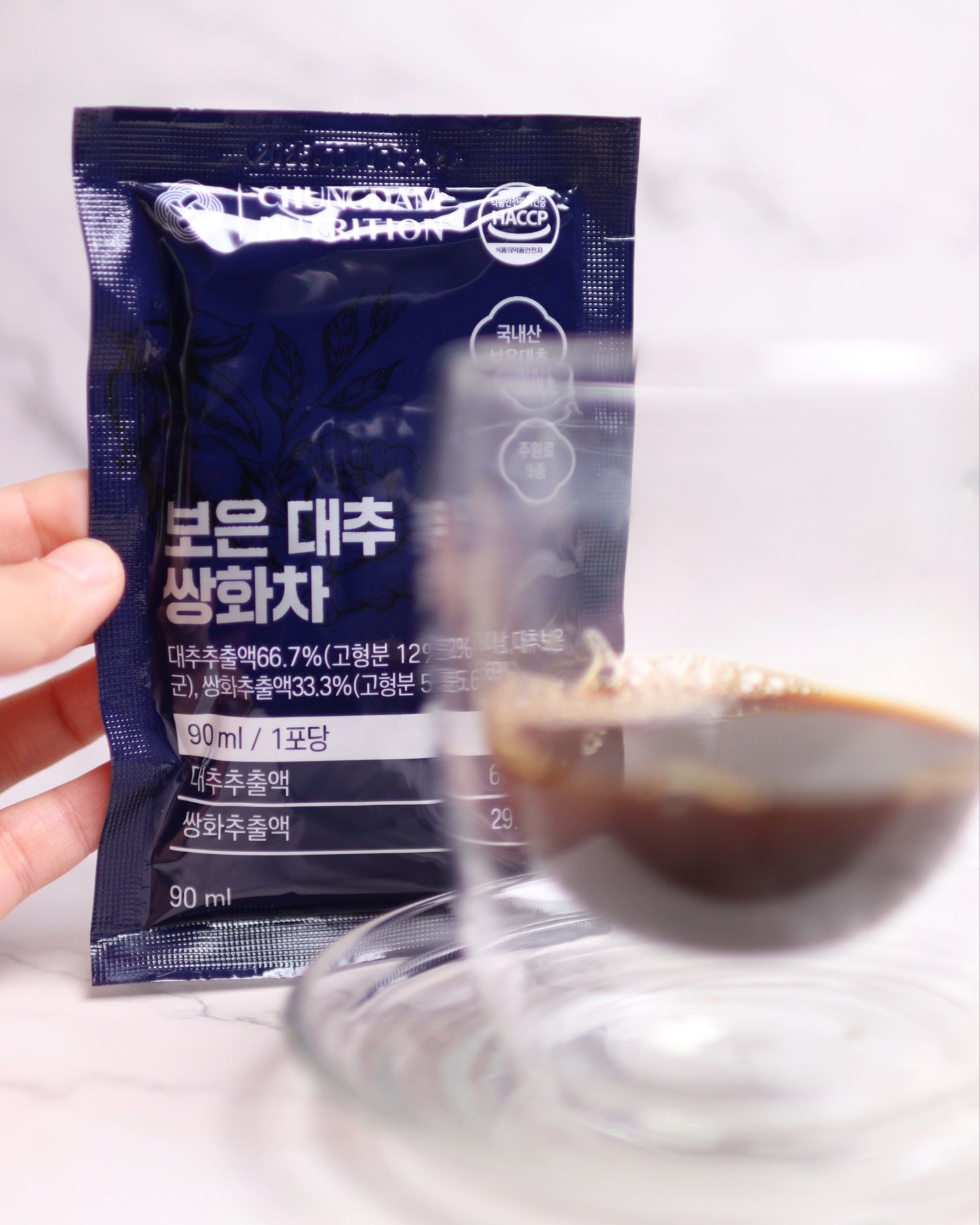 #제품협찬 chungdamnutrition
⠀
오늘의 밤 자기 전 마실 티는,
바로 청담뉴트리션의 보은 대추 쌍화차. ☕️
⠀
첫 입맛부터 느껴지는 진한 대추의 달큰함과 깊은 쌍화차의 맛이 정말 매력적이었어요. 🍂
⠀
이 맛의 비결은 보은 특산 대추와 동의보감 오리지날 쌍화 레시피를 적용한 거라고 해요. 저는 특히 숙성된 대추 3중 달임 공법으로 탄맛 쓴맛을 없애고, 쌍화 본연의 깊고 진한 맛을 유지한 것이 인상적이었답니다. 😋
⠀
그리고 더 놀라운 건 이 쌍화차가 HACCP 인증 시설에서 제조되었다는 사실이에요! 한약사 출신 대표가 직접 운영하고, 한약사와 건기식 이학박사가 협업해 6개월 동안 총 18번의 샘플테스트를 통해 완성한 레시피라니 믿음직스럽지 않나요? 💪
⠀
또한, 대추, 작약, 생강, 숙지황, 당귀, 황기 등 100% 국내산 약재사용이라 더욱 안심하고 마실 수 있었어요. 설탕이나 인공감미료를 첨가하지 않아서 건강에도 좋고, 맛도 깔끔하게 즐길 수 있었답니다. 😊
⠀
이렇게 건강하고 맛있는 보은 대추 쌍화차, 꼭 한 번 즐겨보세요! 🥰
⠀
⠀
#청담뉴트리션 #보은대추쌍화차 #대추쌍화차 #쌍화차 #한방차 #겨울건강 #건강관리 #우먼센스 #웰센스
⠀
⠀