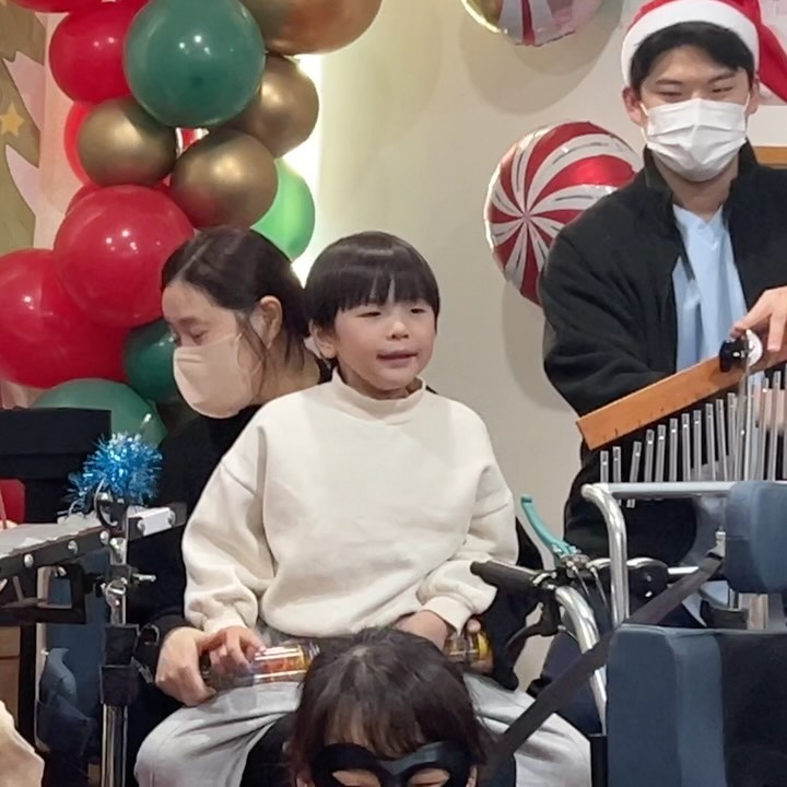 한 해를 마무리하며 참여한 크리스마스 작은 음악회🎄
수탉 역할의 서호는 친구들과 합주 연습을 하며 
음악 안에서 즐겁게 소통하는 값지고 소중한 경험을 했다.

음악회가 끝난 지 한 달이 돼가지만
여전히 친구들을 기다리고 
브레맨 음악대 노래를 흥얼거리는 서호

벌써 2분기의 끝을 향해 가고 있어 아쉬운 마음이 크지만 
건강하게 다음 분기에 또 만나요!

따뜻하고 정겨운 선생님들 일 년 동안 감사했습니다🙇🏻‍♀️❤️

#보바스어린이의원 #음악치료 #보바스음악센터
#맘편한음악놀이 #롯데케미칼 #롯데케미칼사회공헌
#롯데의료재단사회공헌 #한국음악치료학회