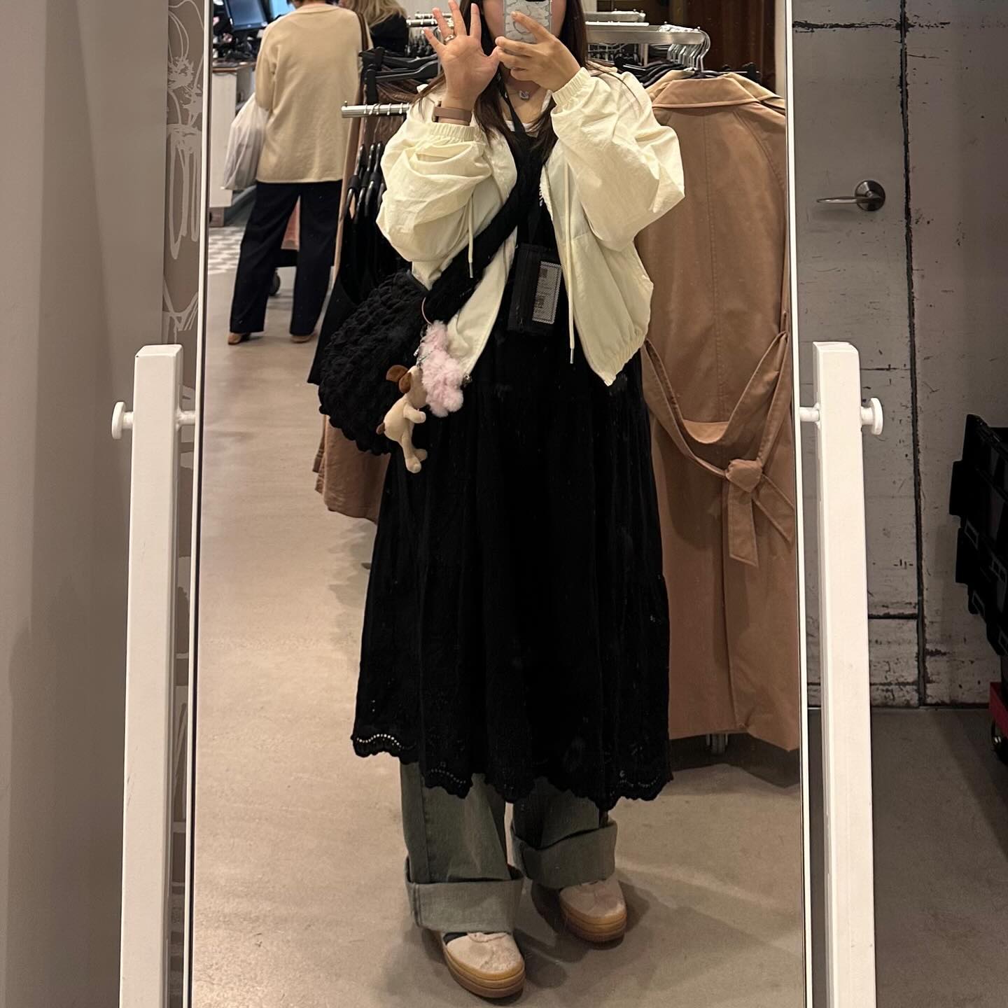 노 관광 하루종일 길거리만 걷기🚶🏻‍♀️
3박4일 구글맵으로 검색한건 숙소 위치뿐,,,🗺️
돌아다니다 배고프면 암대나 들어가서 밥먹고 카페가고😋
출발 이틀전에 결정하고 급하게 온건데도 나름 나 잘했다:)
혼자 해외여행이라니,,, 가고는 싶은데 무섭다고 귀찮다고 쉽게 결정 못내리는 나 대신 결단력있게 뱅기표 잡아주고 지원 아끼지 않은 울 성우기 고맙습니당🙇🏻‍♀️
얼레벌레 여행가는 날이 또 올까나,,, 즐겁당ㅎㅅㅎ
Ps. 일본어가 힘들면 영어라도 잘하자 느끼고 감니다,,,