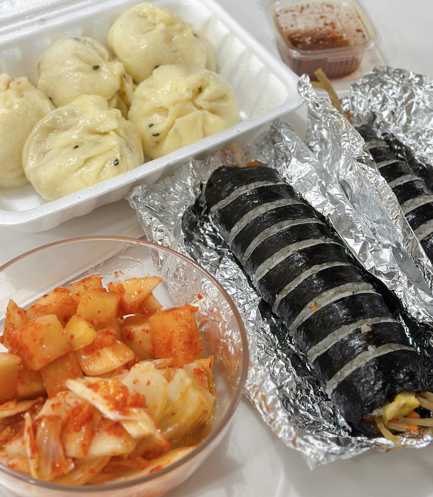 정신적으로 힘들었던날..🫨
 
회식한다는 남편의 말에 미용실 갔다가 힐링하러 
모던하우스 쇼핑다녀왔어요ㅎㅎ
 
크리스마스가 다가와서 그런지 용품 하나하나 어찌나 예쁜지 
진짜 다 사고싶을정도로 예쁘더라구요🎄
 
쇼핑하고 집가서 밥먹으려고했는데 그릇구경중에 
남편이 전화와서 회식 끝났다고 
읭😳 1시간반이나 있었넿ㅎㅎㅎㅎ
 
어쨌든 남편이랑 같이 일하시는분이 
만두랑 김밥 사주셨다고해서 저녁으로 맛있게 먹었습니다!! 
 
아니 근데 오빠 회 먹었다며? 만두 많이 먹네?^^
 
 
._.