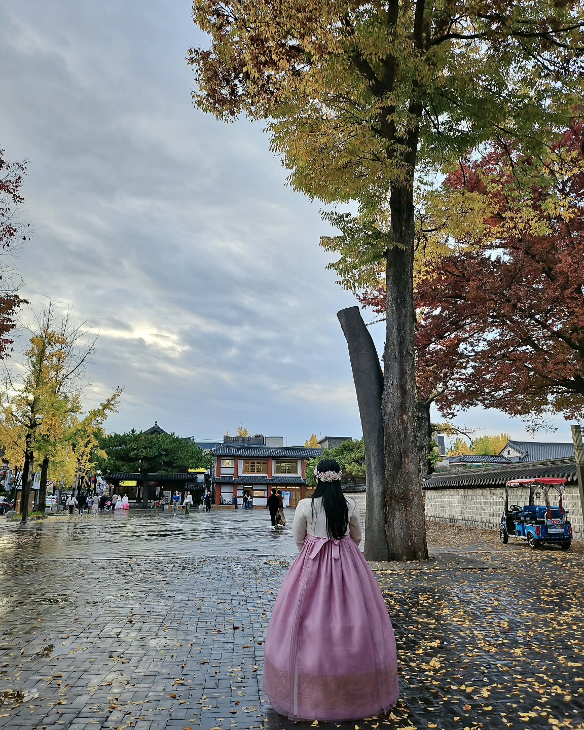 전주여행♡
다 같이 놀러 가서 한복 입고 추억 남기기
중간에 비가 와서.. 힘들었지만
그래도 좋은 추억 남겨서 좋다