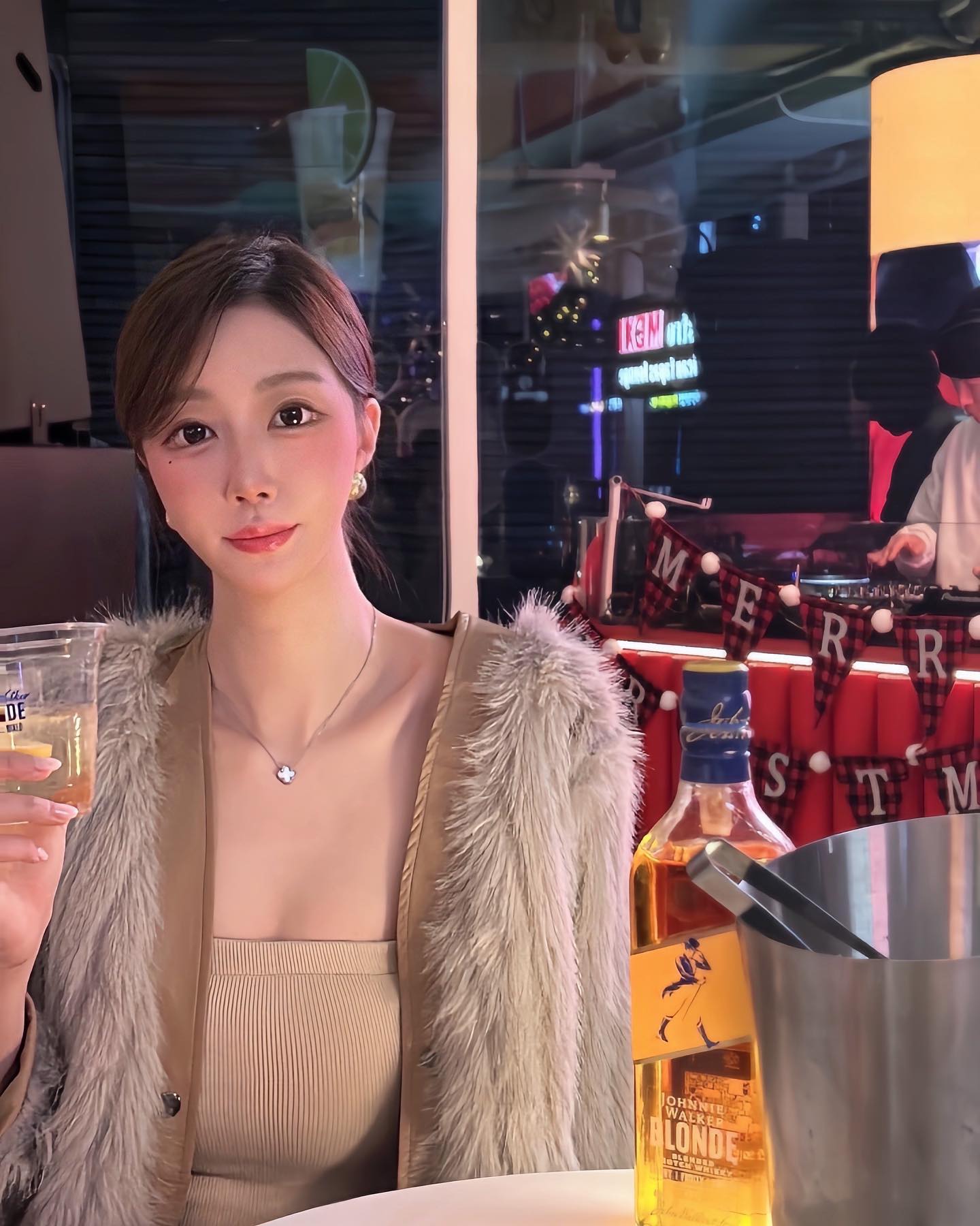 #광고 #재업
해외에서는 맛있다고 소문난 ‘조니워커 블론드’ ! 이번에 국내에 런칭 되었다니.. 바로 즐기러 조니워커 블론드 DJ파티에 다녀왔어요 ! 

이태원에서 조니워커 블론드 하이볼과 DJ음악이라니 완전 행보칸 시간 🫶🫶

사실 뭘 섞어도 맛있는 조니워커 블론드지만 사이다와 섞은 ‘블소‘(블론드소다)’ 칵테일은 완전 취향 저격 👍 먹어본 수많은 하이볼 , 칵테일들 다 제치고 제 맘 속 1위 ..🥇

jonniwalkerkorea mexiseoul 

<Please Drink Responsibly>

본 콘텐츠는 디아지오 코리아로부터 소정의 원고료를 제공받아 작성되었습니다.

#조니워커 #블론드 #조니워커블론드 #내키는대로 #내기준대로 #섞어봐블론드 #블소 #블론드소다 #하이볼 #칵테일 #JohnnieWalker #JohnnieWalkerBlonde #Whisky #Highball #Cocktail #비스트로멕시 #이태원라운지 #멕시칸음식 #이태원 #타코 #화이타 #데킬라