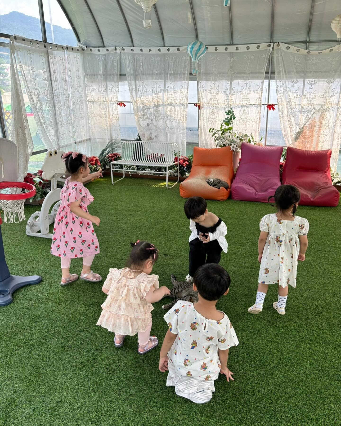 우리 처음으로 세식구가 간 #삐삐키즈풀빌라 

오래전부터 세식구 떠나자 떠나자 했던 계획모임
이제야만났네?애들만 다섯이고 나이도 어려서
엄마들이 정신없었지만 우리애들 너무신나서
꺄르르 웃는소리에 힘듦도 잊고 신나게 즐겼다지
특히 여기 삐삐풀빌라 조식은 증말루 인정👍
진심이느껴지는사장님
아침일찍 일어나 입맛없는 우래기들도
와구와구 먹방찍었지😊

우리 다음엔 방학겸 여행떠나효~