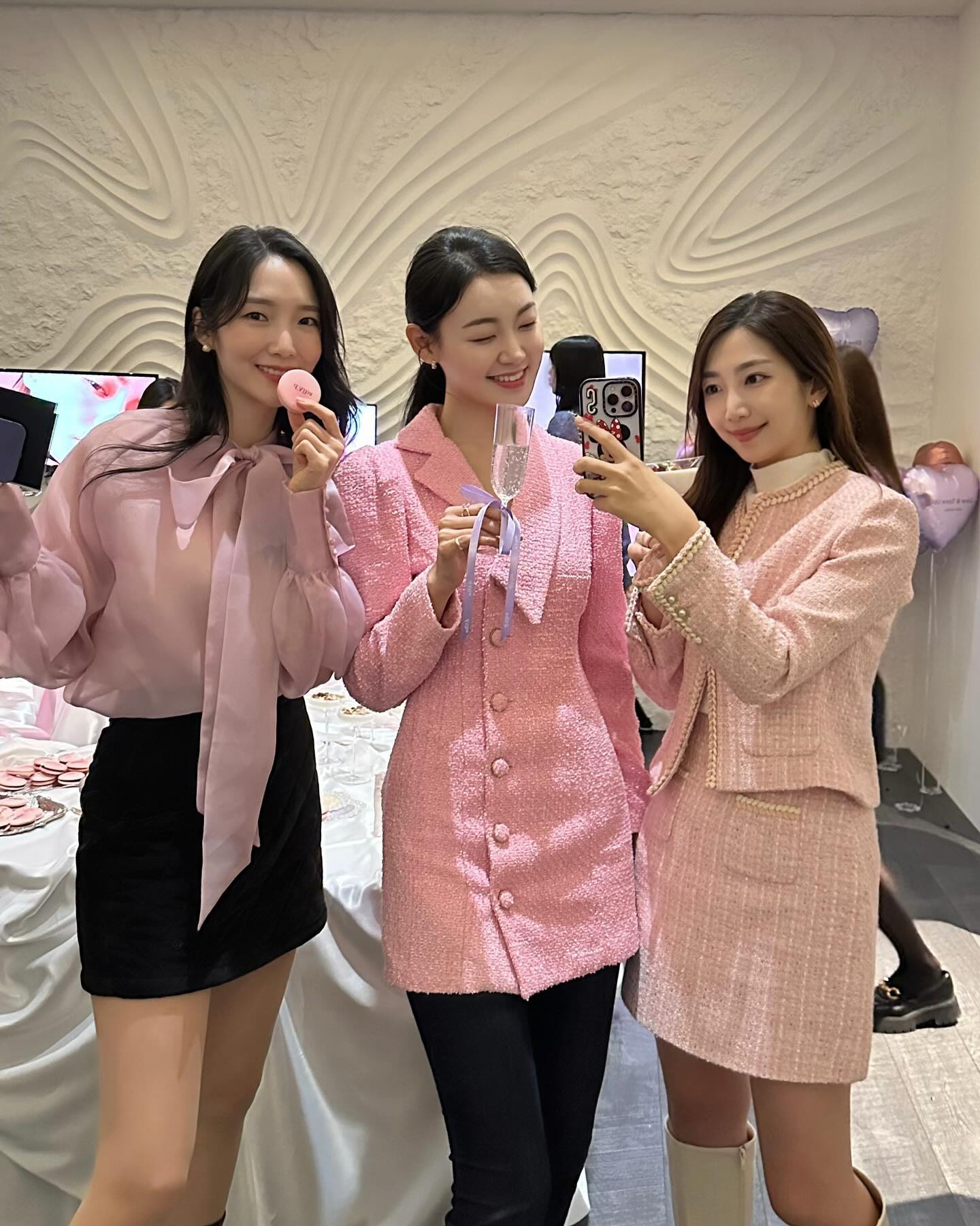 너무 즐거웠던 달바의 해피 발렌타인 데이 파티🥂사랑하는 친구들이랑 요즘 가장 핫한 그곳 트러플 디 알바에서 신제품 ’톤업 선크림 퍼플‘을 포함한 달바의 비건 선크림 4종도 만나보고, 맛난 케이터링과 여러 체험 및 선물까지 신나는 시간 보내고 왔어요😊새로 나온 퍼플은 노란기를 제대로 잡아주는 선크림인데 기존 제품들이랑 섞어서 바를 수 있다는게 아주 맘에 들더라구요! 그날그날 피부 고민에 따라 레이어링 해주기로:)

그리고 저 뽑기 했는데…제주 히든클리프 숙박권 당첨ㅋㅋㅋㅋㅋㅋㅋ🫶🏻늘 모두가 저희 뽑기 운으로 로또를 사라고 하는데 그런 큰 걸 바라면 이런 소소한 행운이 찾아오지 않을 것 같아서(?) 참고 있습니닼ㅋㅋㅋㅋㅋ너무 행복한 시간 만들어주어 감사해요 dalba_piedmont 최고💗

#달바 #달바선크림 #dalba