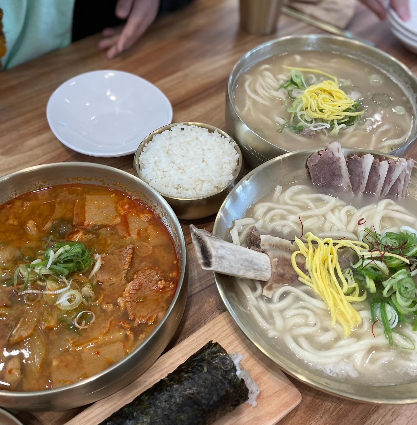 #협찬
[인천]국수화
-따스하고 정겨운, 건강한 한그릇 국수화👍🏻
추워진 날씨에 따끈한 국물요리가 생각나서 방문했던 국수화_건물 외관부터가 신상카페처럼 예쁘고 깔끔해서 마음에 쏙 들더라구요_ 맛집으로 소문난 곳 답게 매장이 만석이었어요!👏🏻

엄선한 국내산 사골과 잡뼈를 8시간동안 푹 고아내어 묵직하고 녹진한 질감으로 만들었다는 국수화사골칼국수,
참갈비의 고소하고 깊은 풍미가 우러난 담백한 국물에 소갈비와 차돌양지를 풍성하게 올린 왕갈비칼국수,
얼큰 담백한 차돌양지국밥까지!! 

비주얼 뿐만 아니라 맛도 일품이라_ 
입맛 까다로운 딸들도 맛있다 맛있다하며 
밥한그릇씩 뚝딱 했답니다!
음식이 정갈하고 맛있어서 다음번엔 부모님 모시고 와도 좋겠다는생각이 들었어요_

국수뽑는 주방이 유리로 되어있어 손님들도 볼 수 있게 되어있어서 더 믿음이가더라구요_!
직원분들도 너무 친절하셨답니다👏🏻
국수요리 좋아하시는분들_ 꼭 한 번 방문해보세요_🤗

✔️인천 남동구 소래로 565 (수산동) 
✔️11:00~21:00 (B.T 15:30~16:30, L.O 20:20)

#협찬 #국수화 #인천맛집 #남동구맛집 #인천남동구맛집 #구월동맛집 #만수동맛집 #수산동맛집 #인천맛집추천 #인천칼국수맛집 #인천한식 #구월동한식 #수산동한식 #만수동한식 #인천가족모임 #인천단체모임