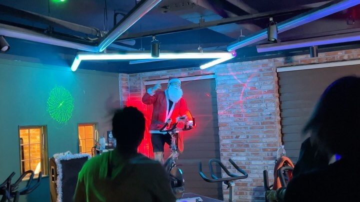#세종스피닝
아휴 많이 늦었지만
우리 욱샘도 크리스마스 뒤집어놨었다🎅
수염까지 하고 타시다가 ㅋㅋㅋㅋ
털을 너무 많이 먹었는지 한..두곡만에
벗어던진 ㅋㅋㅋㅋㅋㅋ 근데 모자는 혹시
본드로 고정했나요? 안벗겨지고 잘타시던데
ㅎㅎㅎㅎㅎㅎㅎㅎㅎㅎ 
산타복을 입은건 욱쌤인데 그걸 보는 횐님들이
더 더웠던 크리스마스 이벤트스피닝😂😂 
#보람동스피닝