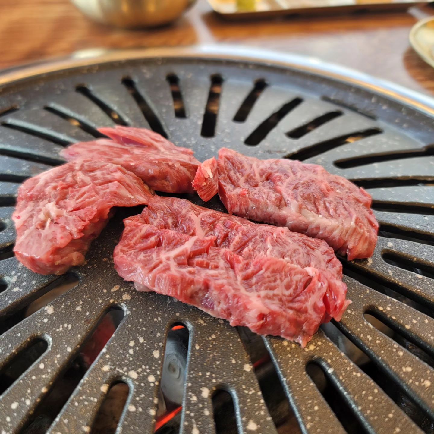 ⠀
가성비 좋은 식육식당
1++ 안창살이 참으로 부드럽고 맛있구나
⠀
⠀
안창살
안... 안쪽으로 떨어지는
창... 창밖의 따사로운 햇살이
살... 살포시 불판 위로 내려앉는다
⠀
⠀
#안창살 #투뿔한우 #상록한우 #토곡맛집
