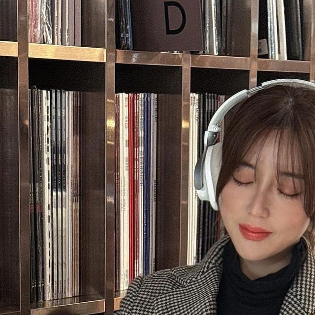  미니🎀 on Instagram: "요즘 나만의 골드스토리는
레트로 감성 가득한 LP판으로 음악 듣는일🎧
클래식, 재즈, 힙합 등 여러 장르를 
음악감상 하는 요즘은 나만의 힐링😌
소소한 행복감도 감사한 요즘.
.
.
.
#멀츠에스테틱스 #처음부터울쎄라 #울쎄라골드스토리"