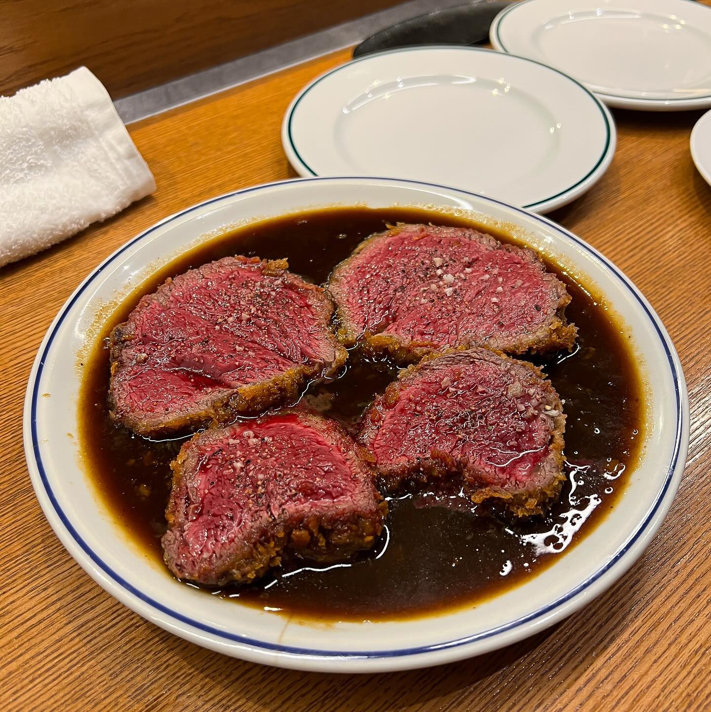 ⠀
맛과 분위기, 가성비까지 두루두루 갖춘 후쿠오카 텐진 비스트로 요르고, 뻔한거 말고 조금 특별한 후쿠오카를 원하시는 분들은 저장ㄱㄱ
⠀
⠀
대표메뉴인 소고기 안심카츠는 오븐에서 천천히 익혀낸 뒤 튀겨내는 리버스 시어링같은 시스템이라 50분이상 걸리기때문에 들어가자마자 주문먼저 하시는 걸 추천드림,

고기도 부드럽게 잘 익혀냈고 튀김도 좋은데 양파 베이스의 소스가 염도를 넘어 쿡쿡 쏴대는 맛이 조금 있는편, 호불호가 갈릴정도는 아니고 내가 생각하던 깊고 부드러운 소스맛은 아니다, 정도ㅋㅋ
⠀
⠀
채썬 감자의 전분을 빼내고 강한불에 재빠르게 볶아내 우니로 만든 소스를 곁들이는 우니쟈가 역시 거의 모든 테이블에서 주문하는 인기메뉴이니 드셔보시면 좋을듯.

이외에도 빠테나 카르파치오 오믈렛 등 여러 메뉴들을 주문하면서 적당히 잘 어울릴만한 가벼운 와인도 두병이나 마셧는데 인당 10만원 언더로 가성비도 좋다고 볼 수 있겠다ㅋㅋ

QR찍으면 한국어 메뉴판도 있어서 주문하기도 편하니 걱정마시고ㄱ 다만 현지인들에게도 꽤 유명한 가게라 테이블체크 << 검색해서 미리 예약을 하고 가시길 추천드립니다ㅋㅋ 
⠀
⠀
⠀⠀
#요르고 #yorgo #왕프로후쿠오카

#후쿠오카텐진
#텐진맛집추천 
#후쿠오카와인바 
#후쿠오카맛집추천
#후쿠오카맛집투어
#후쿠오카여행✈️