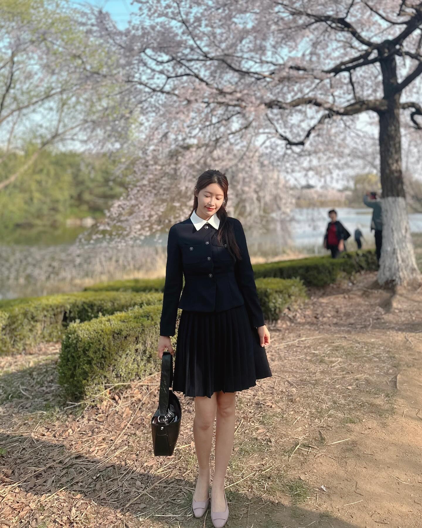 벚꽃.. 가지마…🌸

벚꽃룩으로 찰떡이었던 케네스레이디 원피스는
bylynn.shop 에서 만나볼 수 있어요🛍️

kenneth_lady #바이린샵 #케네스레이디 #장다아패션 #봄신상 #하객룩 #로맨틱룩 #직장인룩 #원피스코디 #트위드자켓 #데이트룩