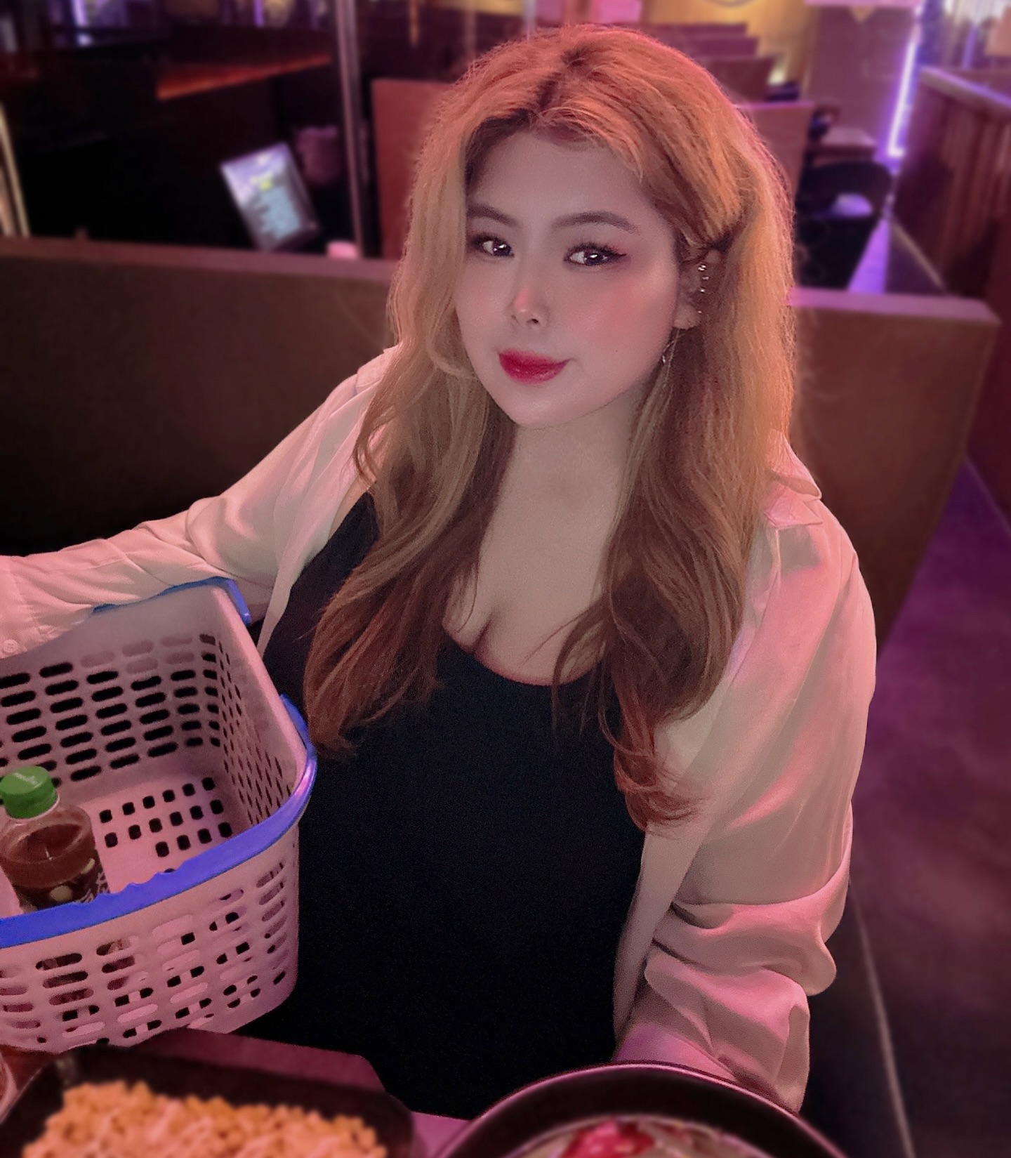 #협찬
.
.
.
오늘은 건대에서 오픈하자마자 핫플이 되어버린
<시장을 여는 사람들-건대점>에 다녀왔어요 💛

✔ 매장 들어가자마자 보이는 화려한 네온사인에 레트로한 분위기 낭낭해서 자리에 앉기도 전에 일단 합격 🥇
✔ 주류는 120여종 이상 있었고, 안주는 볶음류, 튀김류, 국물류, 전&구이, 과일 등 없는 메뉴를 찾는 게 힘들 정도로 종류가 많아요. 그리고 먹고 싶은 거 다 골랐는데도 부담스럽지 않은 가격. 가성비 갑 인정합니다 👀
✔ 테이블 번호표를 지참해 원하는 술을 냉장고에서 직접 꺼내  확인을 받고 바구니에 넣어 가져가는 컨셉을 가지고 있는데 시장에 장보러 가는 느낌이라 신선한 느낌이 들어서 재밌었어요.
✔ 제가 어딜 갈 때 제일 중요하게 생각하는 것은 직원의 친절도. 여긴 전부 친절하셨어요. 바빠 보이셔서 눈치 보다 필요한 거 요청드려도 계속 웃으면서 응대해 주셔서 왜 핫플인지, 왜 인기가 많은지 알 거 같아요 🙂

제가 주문한 메뉴는 경주육회물회, 대왕콘치즈, 알밤통통막걸리입니다. 이렇게 퀄리티 높을 줄 알았으면 밥 먹지 말고 올 걸 그랬네용 ㅋㅋ 목요일에 방문했는데 9시가 되기도 전에 만석!

회식이나 생일 파티때 놀러와도 좋을 것 같은 이색적이면서도 힙한 술집이라는 생각이 들어요. 그래서 다음 번에는 MZ(가 되고 싶은) 친구들과 함께 방문해 보려고요 🙉

📍 서울시 광진구 동일로22길 81 (캠퍼스프라자)
📍 영업 시간 : 월~목,일 17:30~4:30 / 금~토 17:00~5:00

#건대술집 #건대입구역술집 #건대입구술집 #건대핫플 #건대술집추천 #건대맛집 #건대카페 #건대데이트 #건대입구 #술집추천 #안주스타그램 #인친환영 #ootd #followforfollowback #먹스타맞팔 #맞팔은댓 #술친구 #디엠 #막걸리한잔 #운동소통 #헬스타그램 #오운완 #촬영문의 #오늘의집 #패션피플 #남자코디 #여자코디 #여행스타그램 #선팔하면맞팔