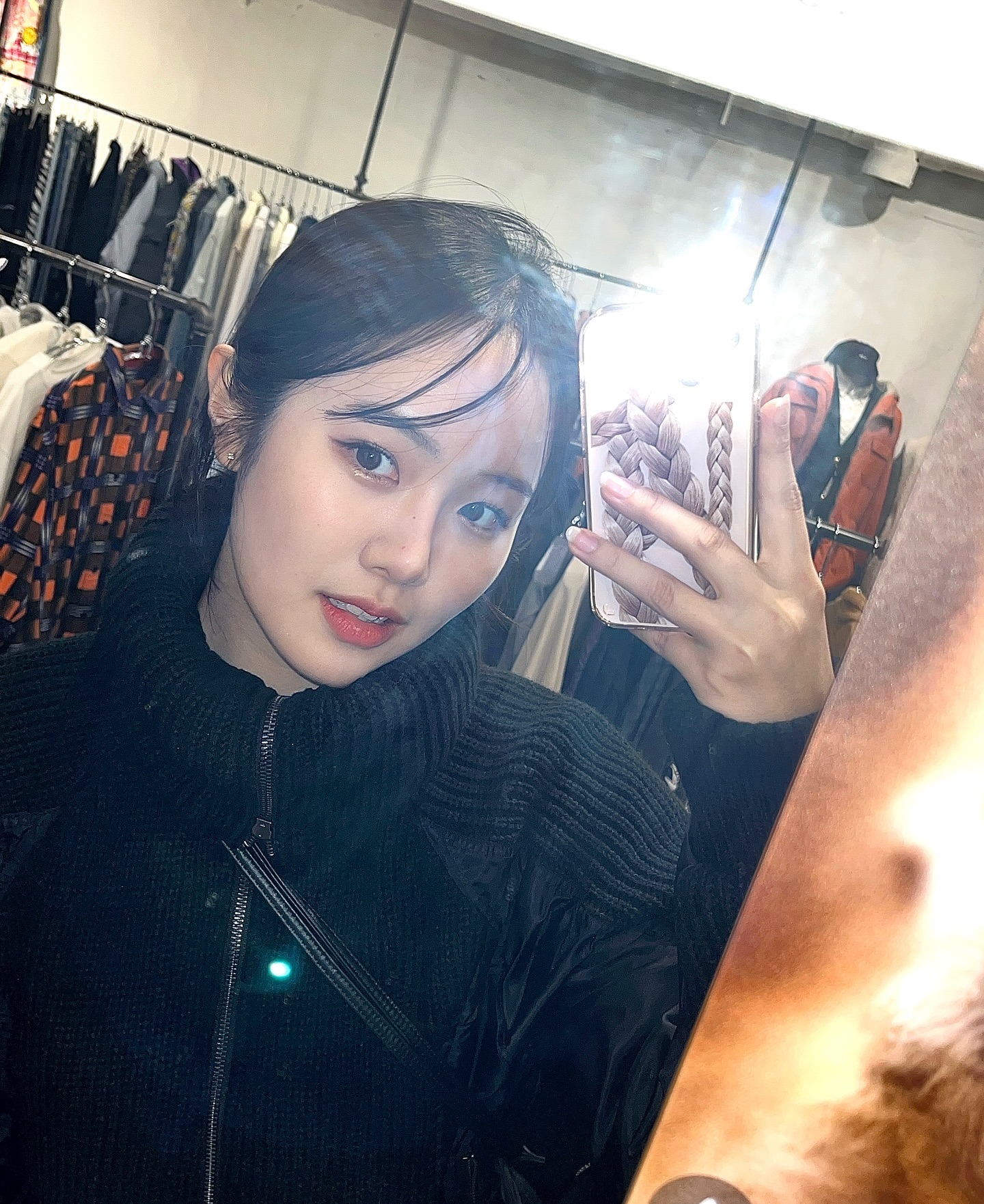 작고 예쁜 반지를 가지고 십뻐 💍
-
아! 불특정 다수께서 제 잉스타를보고 
울 마미에게 제 걱정을 해주신다는 걸 알고있습니다~!
저의 소식을 전달해주시는 익명의 여러분^^
누구인지 몇명인지도 모르겠으니 요로코롬 편지를 씁니다(?)
누구신지는 모르겠으나✋!, 저는 열심히 노는 만큼
나름 뒷구석에서 열심히 삽니다^^ 하하호호
노는것만 올려서 글치..
사실 열심히 놀지도 않습니다만.. (억울😭)
그리고 건전하고 건전합니다^^…(나도 방탕해보고싶음ㅋ)
또!! 저는 마미쓴에게 제 연애사 다 말합니다^^.. 
굳이 미리미리 말안해서 글치^^… 
그러니 제 연애+남자문제는 걱정걱정마십숍^^…!!
하긴 제가 걱정이 되는 미모기는하쥬^^?
ㅎㅎ농답입니다 
-
물론 박여사에게 이거 올린다고도 말했음다^^
하하 이번엔 제가 선수쳤습니다~~~ㅇ.<🤍
