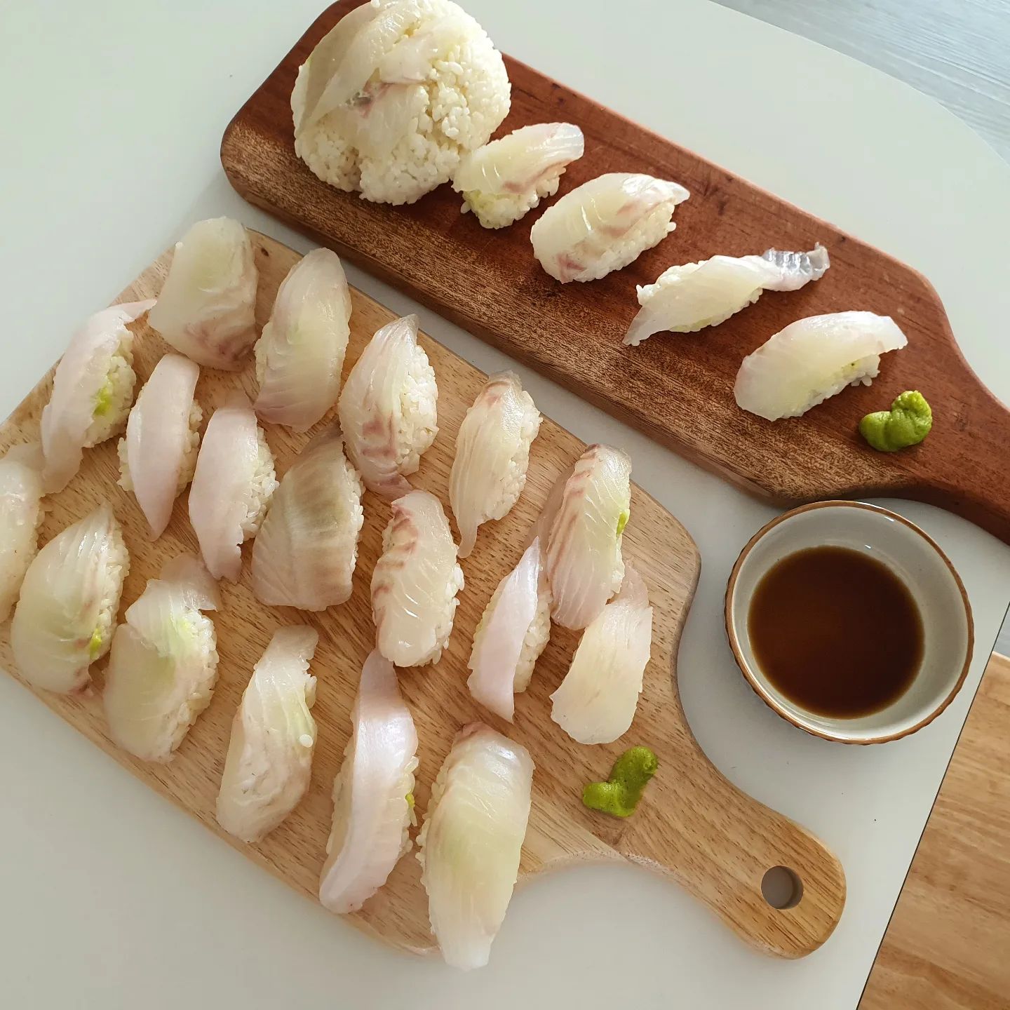 자고 일어났드니
어느새 혼자 초밥을 만들어놓고
빨래에 분리수거까지 해놓은 당신🤩

고맙소♡

#결혼을잘했구려
#화장실청소도_부탁해

😆