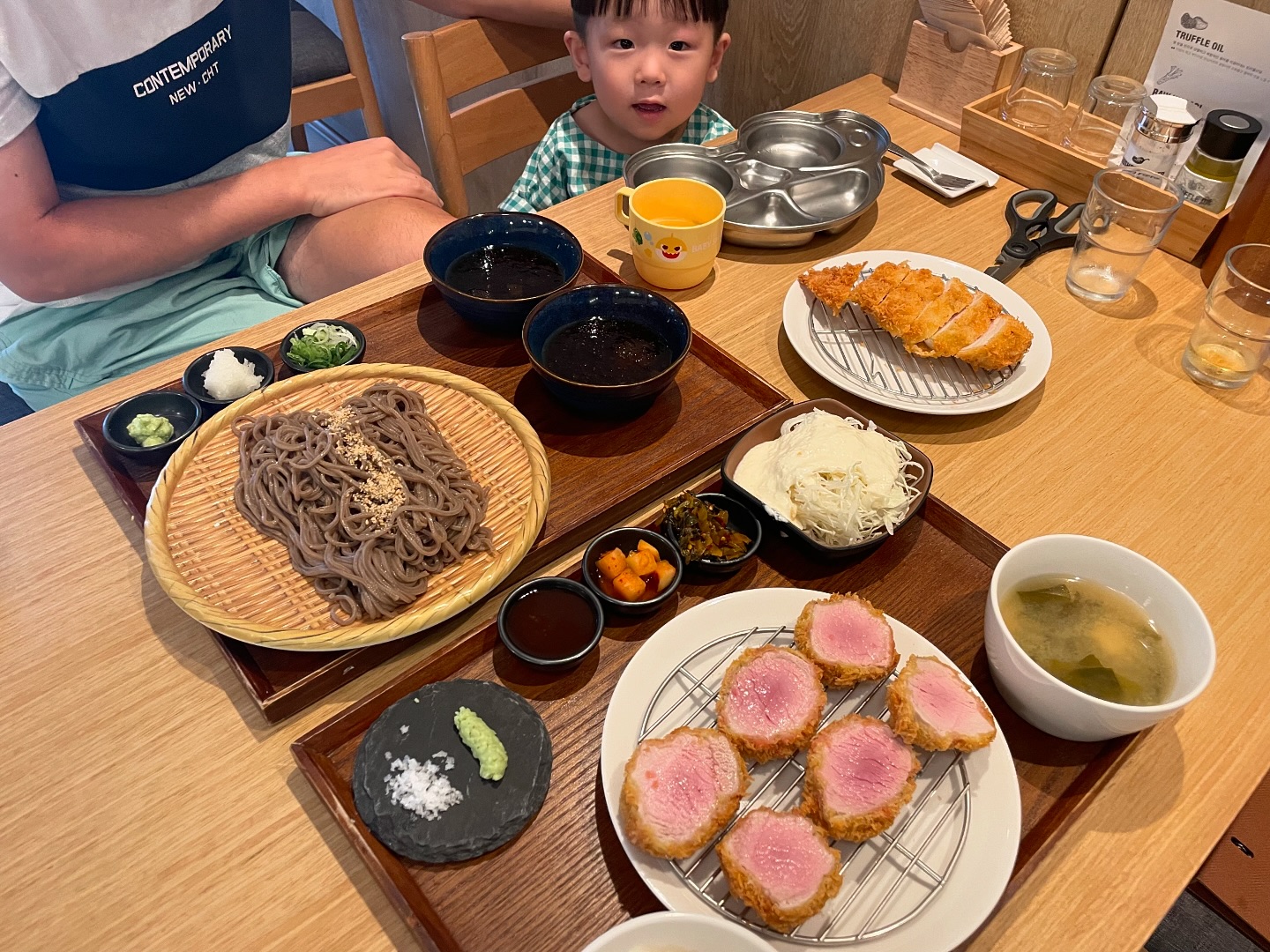 #토요일은밥이좋아 출연 #해운대돈까스맛집
#반도카츠 에 다녀왔어요💛

안심카츠와 토리카츠, 모밀소바를 시켜보았는데요
엄선된 국내산 최상급 돈육을 누룩숙성하여 입에서 살살 녹는 안심카츠는 세상 부드럽고 맛있었어요 !
귀한 트러플 오일, 말돈소금을 곁들이며 다양한 맛으로 즐겼답니다

찐한 육수 곁들인 모밀소바도 시원 쫄깃하고
닭가슴살이 통으로 들어간 토리카츠는 처음 먹어보았는데 하나도 안 퍽퍽하고 촉촉해서 신세계였어요👍

모든 정식메뉴는 밥,국,반찬,샐러드 등 무한으로 제공되고
사이드 카레메뉴에 밥 비벼 먹으면 이것 또한 별미🤩
유아식기도 잘 준비되어있어 온 가족이 맛있게 식사하고 왔어요

평일 저녁 6시쯤 갔는데 곧 자리가 꽉 차는 맛집이라 
웨이팅은 캐치테이블로 미리 확인하면 편해요😉

✔️안심카츠 13,500
✔️모밀소바 9,500
✔️토리카츠(150g) 8,000

📍부산 해운대구 좌동순환로 55 1층(신도고등학교 맞은편)
⏰매일 11:30-20:30(14:30-17:00브레이크타임)
🅿️가게 앞 노상공영주차장(10분당 200원)
.
.
.
#해운대맛집 #해운대돈까스 #장산맛집 #장산돈까스 #부산돈까스맛집 #해운대맛집추천 #해운대장산맛집 #부산여행 #부산데이트코스