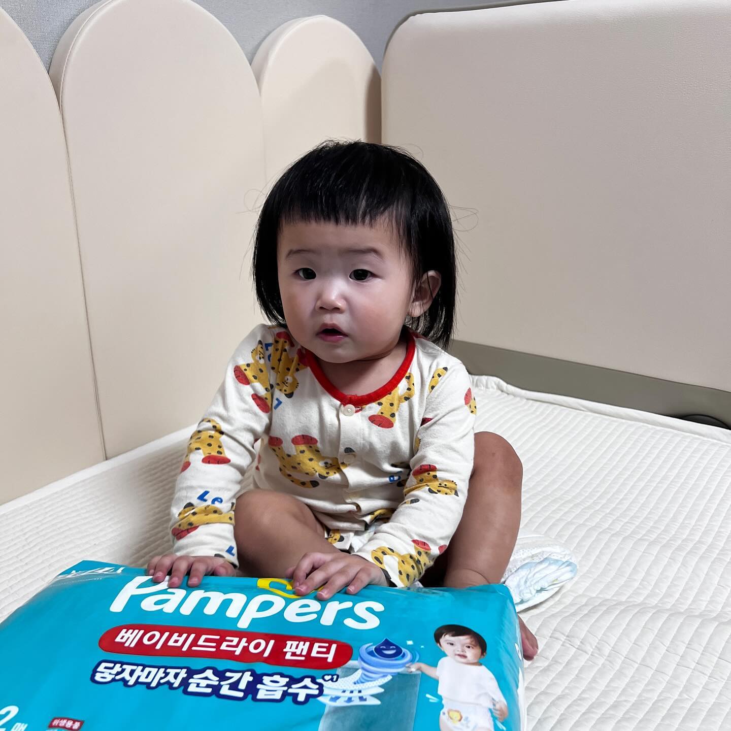 #제품제공 #팸퍼스 

우리 라윤이가 팸퍼스 업그레이드 
팸퍼스 베이비 드라이 팬티 체험단으로 선정되었어요! 
대-박 👏 

✔️ 소변잠금 기술 TM:  역류걱정을 딱 잡아줘서 12시간 동안 아기피부가 보송보송 

✔️ 1초 흡수 *층 TM: 닿자마자 1초만에 촉촉함을 흡수 , 
피부에 소변이 닿지않아 피부자극 *걱정 끝!!! 

- 평균 아기소변량을 2회 테스트한 결과 (자사 내부 실험 및 제 3자 실험결과 기준)
- 촉촉함으로 인한 피부자극 

✔️360도 오토핏 밀착 허리밴드 디자인 
- 아기체형에 맞게 부드럽게 밀착해요
- 밀착핏 다리밴드가 아이다리를 부드럽게 감싸 옆 샘 걱정 제로 

✔️ 글로벌 아기기저귀 

샐 걱정 없는 기저귀,  자극 걱정 줄여주는 기저귀
팸퍼스 ! 우리 라윤이 기저귀로 쭈욱- 사용할거에요 ❤️

라윤이는 현재 13개월차 아기고, 8.9kg 75cm 입니다 
허벅지가 아주 얇은 공주인데요, 4단계 사이즈 잘 맞고 
허리밴드도 잘 밀착되서 불편함 없이 사용 중입니다! 

라윤이에게 딱 맞는 기저귀, 팸퍼스 
이미 정착해서 잘 사용 중이랍니다!

발진없이 뽀송뽀송 잘 사용하고 있어요🥳🥳

🏷️τнänκ чöü♥  pamperskr 

#팸퍼스 #팸퍼스베이비드라이 #팸퍼스신제품 #팬티기저귀 # 기저귀추천 #흡수고수 #2024베이비드라이팬티