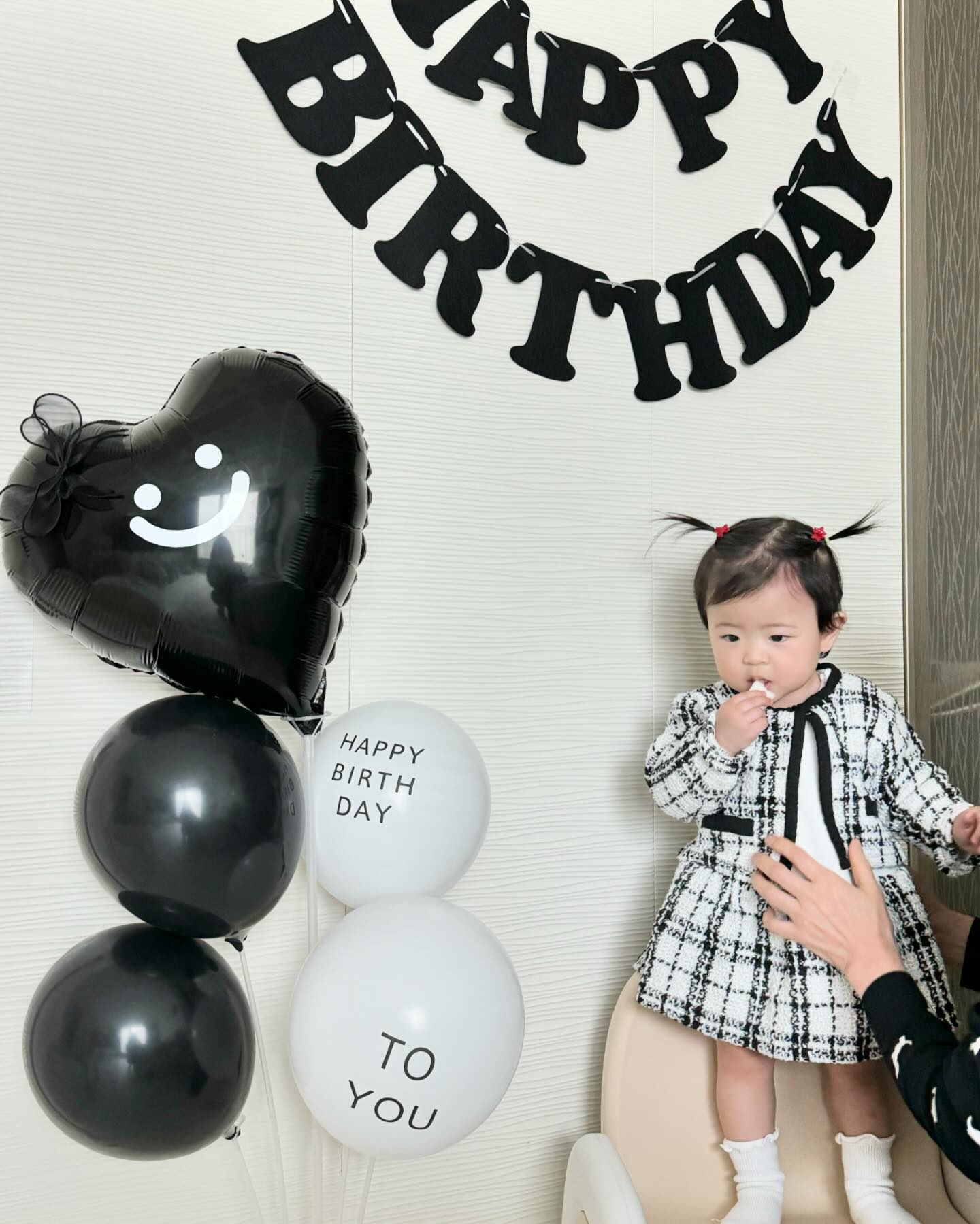 우리 리아 1st #HBD 
장꾸미 너란 아이…
만들어준 케이크 다 먹어줘서 고마워
근데 사진 찍을 때 협조 일도 안해줌…
그래도 사랑한다 딸래미 건강하자❤️

#첫돌케이크#딸기바나나요거트케이크
#딸스타그램#딸바보#세종맘#흑토끼띠맘