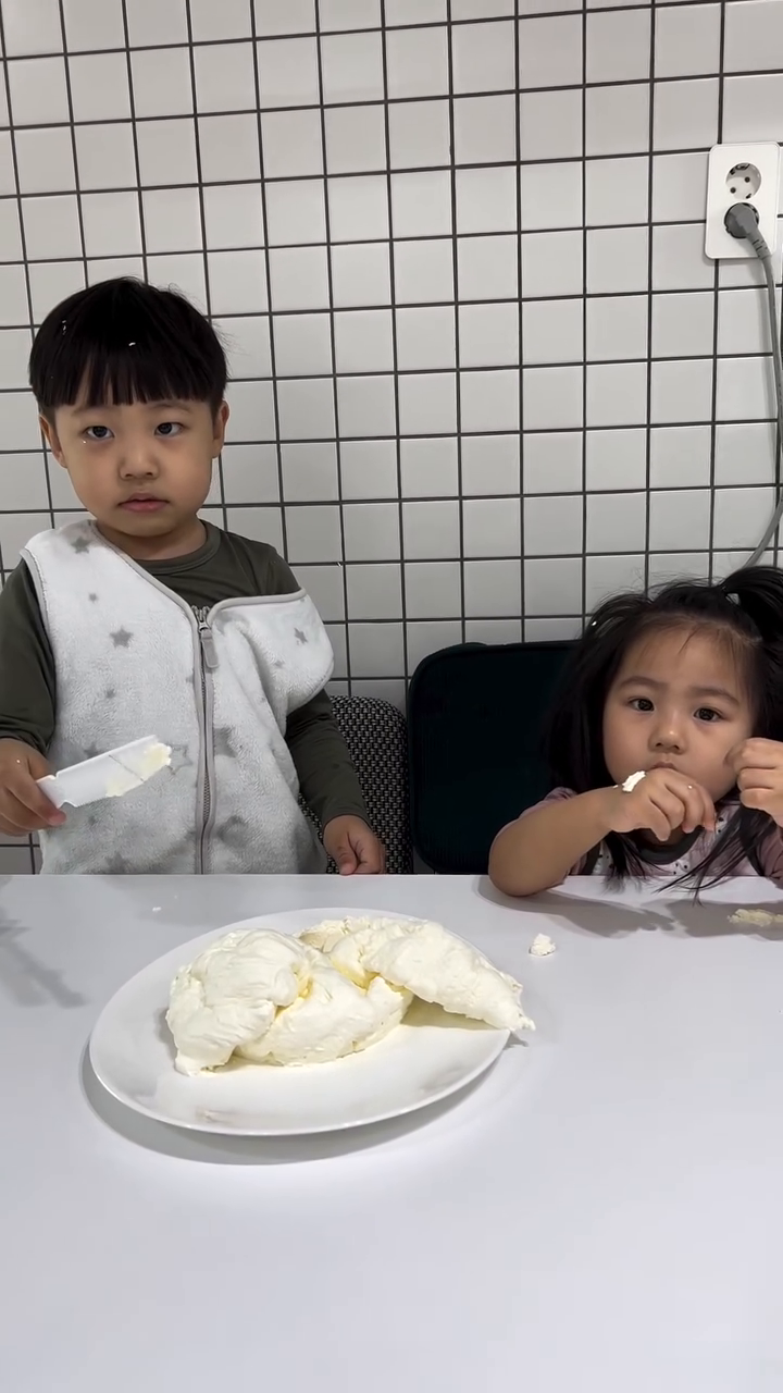 반응이 좀 아쉽다 했더니
연우 표정변화🤣🤣🤣

#크리스마스케이크 #크리스마스이벤트 #크리스마스파티 #아기몰카 #크리스마스몰카 #크리스마스선물 #귀여운아기 #남매스타그램 #아들맘 #딸맘 #귀여워 #귀여운아기 #아귀여워챌린지 #아귀여워