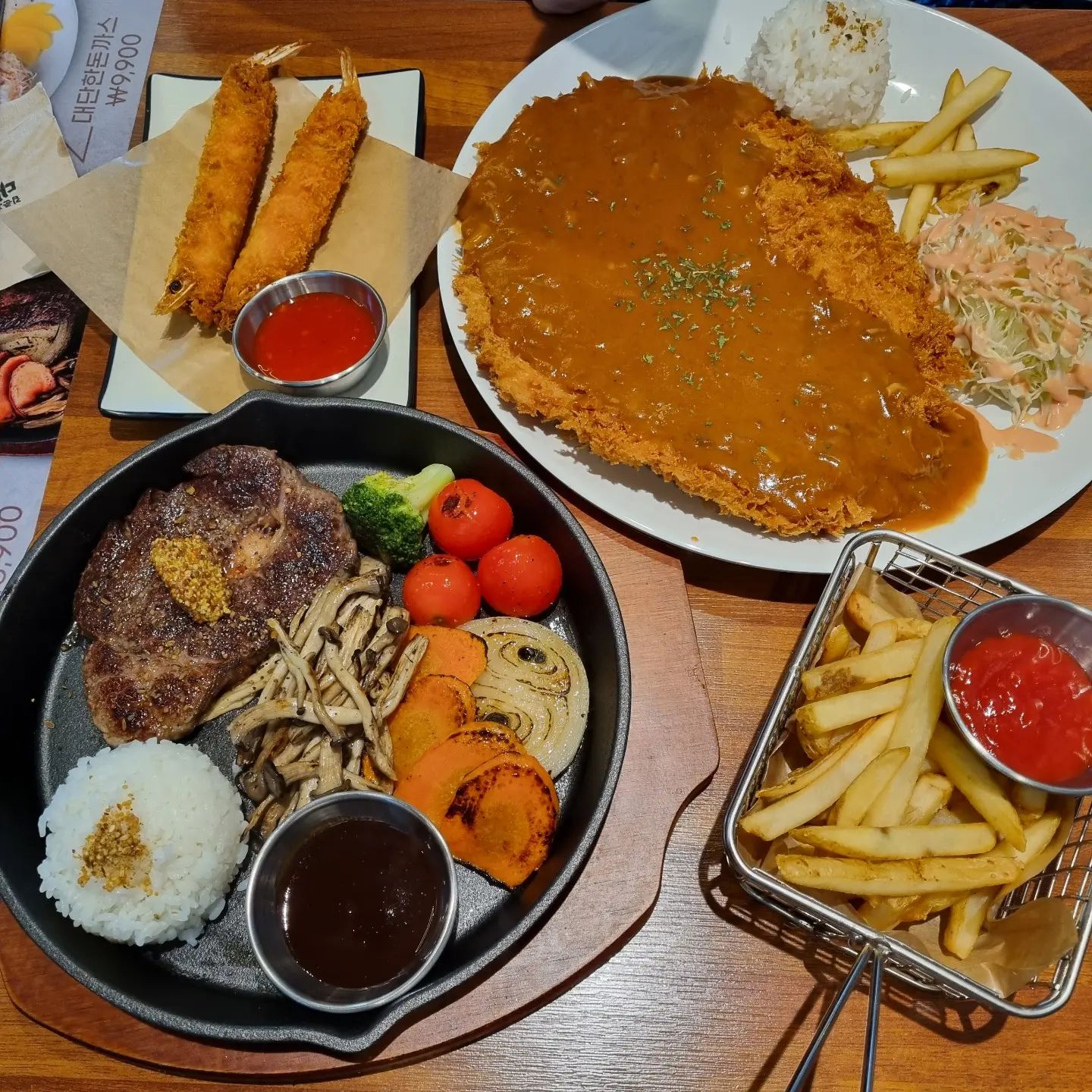인천 테크노파크역 대단한돈까스 송도점
얇고 큰 옛날 스타일의 돈까스 좋아하는데 여기 취저♡
돼지고기 냄새 1도 없이 달달한 소스와 바삭한 식감이 gooood~
앞으로 돈까스 생각날 때는 대단한돈까스 송도점으로!
스테이크도 저렴한 가격에 즐길 수 있는 가성비 맛집추천!

인천 연수구 송도과학로28번길 8 124호
매주 월요일 정기휴무

#광고
#대단한돈까스송도점#테크노파크역돈까스#송도돈까스#테크노파크돈까스#테크노파크역맛집#테크노파크맛집#인천돈까스#돈까스맛집#대단한돈까스