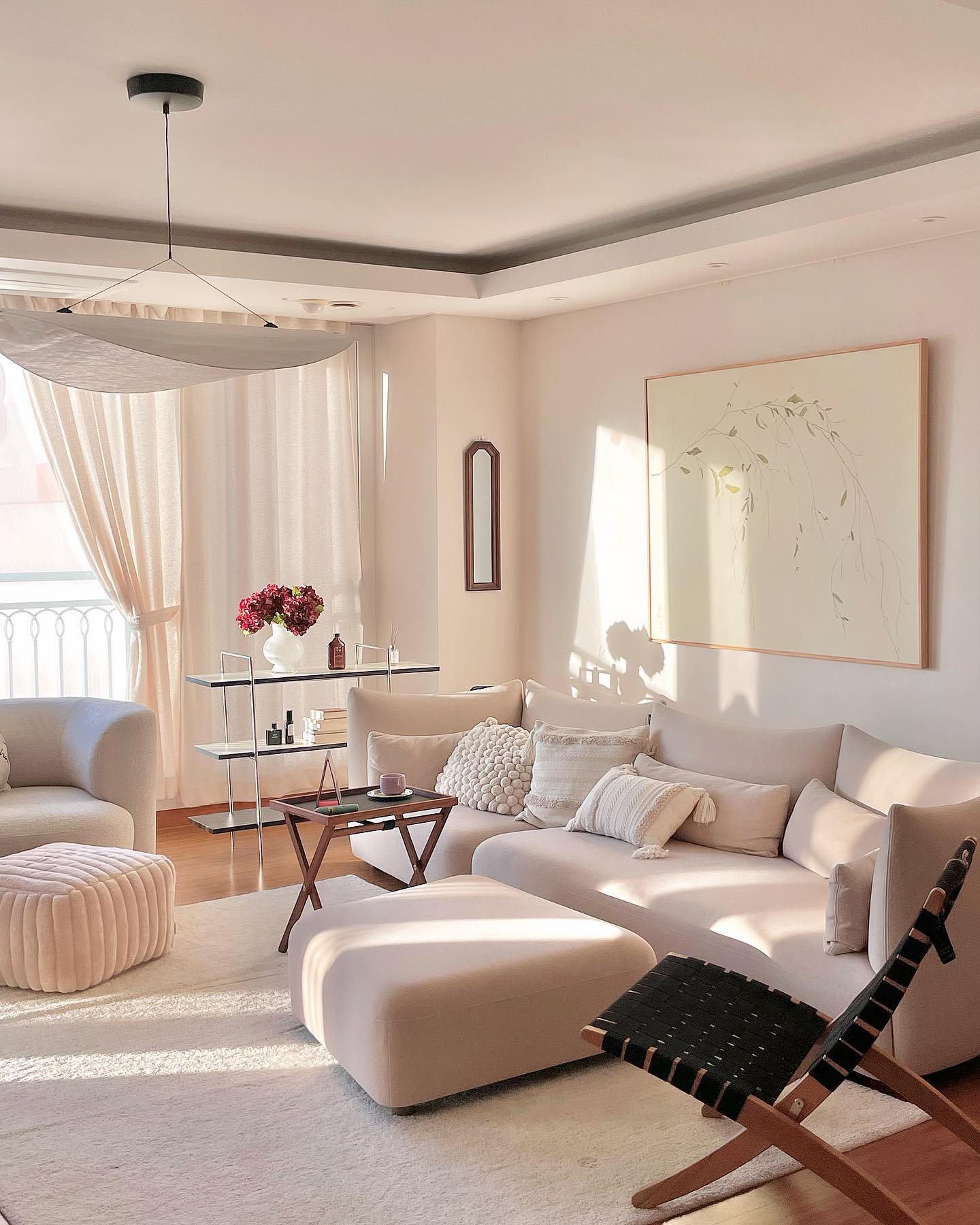 노릇노릇 우리집 🏡
실랭팬 떼고 newworksdk 펜던트 몇달 써본 느낌은….
뉴웍스 텐스는 확실히 불을 안 켰을때가 더 예쁘네 🌝
90cm가 너무 클까 잠깐 고민했지만
실링팬 싸이즈를 생각해보면 괜찮을 것 같다는 판단으로
90을 달았는데 역시나 ㅎㅎ 전혀 크지 않고
유럽 홈스타일링처럼 2-3개 달고 싶다는 욕망까지 🥹

그리고 최근엔 무슨 변덕인지 꺽다리같다 생각했던
아르떼미데를 데려오고 싶다는 생각이 불현듯ㅋㅋㅋㅋㅋㅋ
우리집에 메가 데려와도 될까효????🌚🌚🌚

#홈인테리어 #홈스타일링#homedecor #homestyling 
#newworks #뉴웍스#조명인테리어#펜던트#펜던트조명 
#인테리어조명#홈데코#소파인테리어 #거실조명#거실인테리어
#조명추천