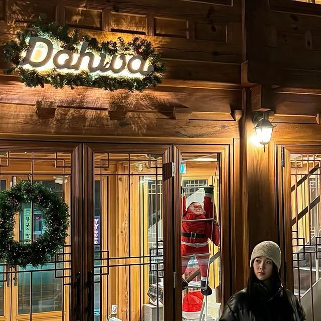설아 on Instagram: "🎄메리이브 야간데이트 #광고 #카페도화 #행궁동카페 장안문보고 스콘먹기 도화라떼 맛있다 • 경기도 수원시 팔달구 정조로 887 카페도화 • 영업시간 07:00 ~ 23:00 @ca