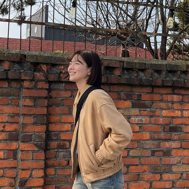 바그냥이와 리중기의 쀼룩 on Instagram: "#광고 @vivabrown_official 의 카라 블루종 스웨이드 자켓! - 레이어드 포인트로 카멜은 투인정 쌉인정 - 요즘 유행인겨~ 친환경적인 비건스웨이드 소재 - 투