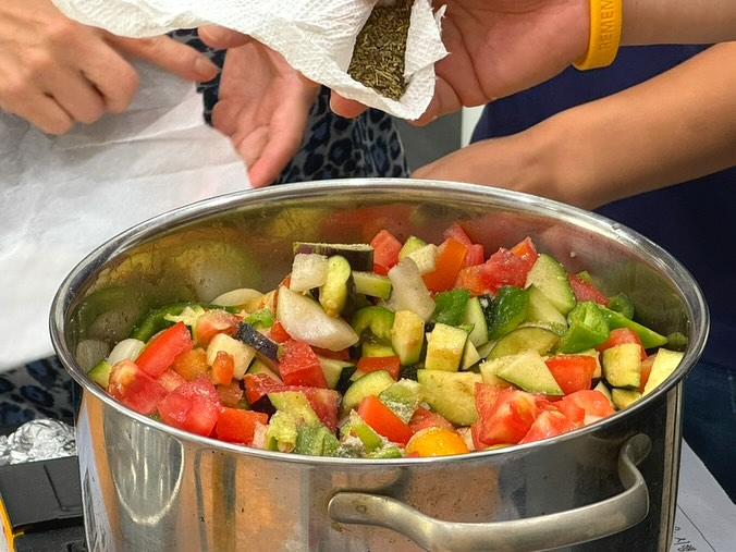 🌳2024 절기따라 떠나는 친환경 도시농업 - 여름농사 갈무리편-

👩‍🍳 라따뚜이 요리 실습

> 여름농사 갈무리를 기념해 직접 재배한 채소들로 라따뚜이 만들기

> 원래는 소스를 넣지 않고 야채만 익혀서 나오는 물로 요리하는것! 프로방스 향신료인 타임과, 레몬그라스, 허브, 바질을 함께 넣어주면 그 자체만으로도 엄청 이국적인 맛 가득입니다❤️

> 쉽게 재배할수 있는 작물로 만든 라따뚜이, 파스타와 함께 먹기도 하고 찐감자에 소스뿌리듯이 뿌려 먹기도 해요

🌳여름 작물 수확& 허브식초

> 토마토, 고추 등을 수확할수 있어요

> 수세미와 토란 등은 조금 더 키울수 있습니다!

> 민트와 식초를 함께 넣고 2주간 숙성시키면 민트식초 완성! 탄산수에 타서 먹으면 정말정말 맛있어요❤️

✔️관련된 내용이 더 궁금하신 분들은! 중랑구 환경교육센터 공식 블로그!

매주 진행되는 도시농업, 아직 가을편이 남아있어요!

https://blog.naver.com/PostView.naver?blogId=jn_eco_edu&logNo=223519194872&redirect=Dlog

​
#중랑구환경교육센터 #중랑구환경교육센터온라인기자단 #2기온라인기자단 #2024절기따라떠나는친환경도시농업 #여름농사갈무리 #도시농업 #도시농부 #지속가능한발전 #레몬그라스 #라따뚜이 #라따뚜이만들기 

​’본 포스팅은 제2기 중랑구 환경교육센터 온라인기자단 활동으로 소정의 원고료를 지급받아 작성되었습니다.‘