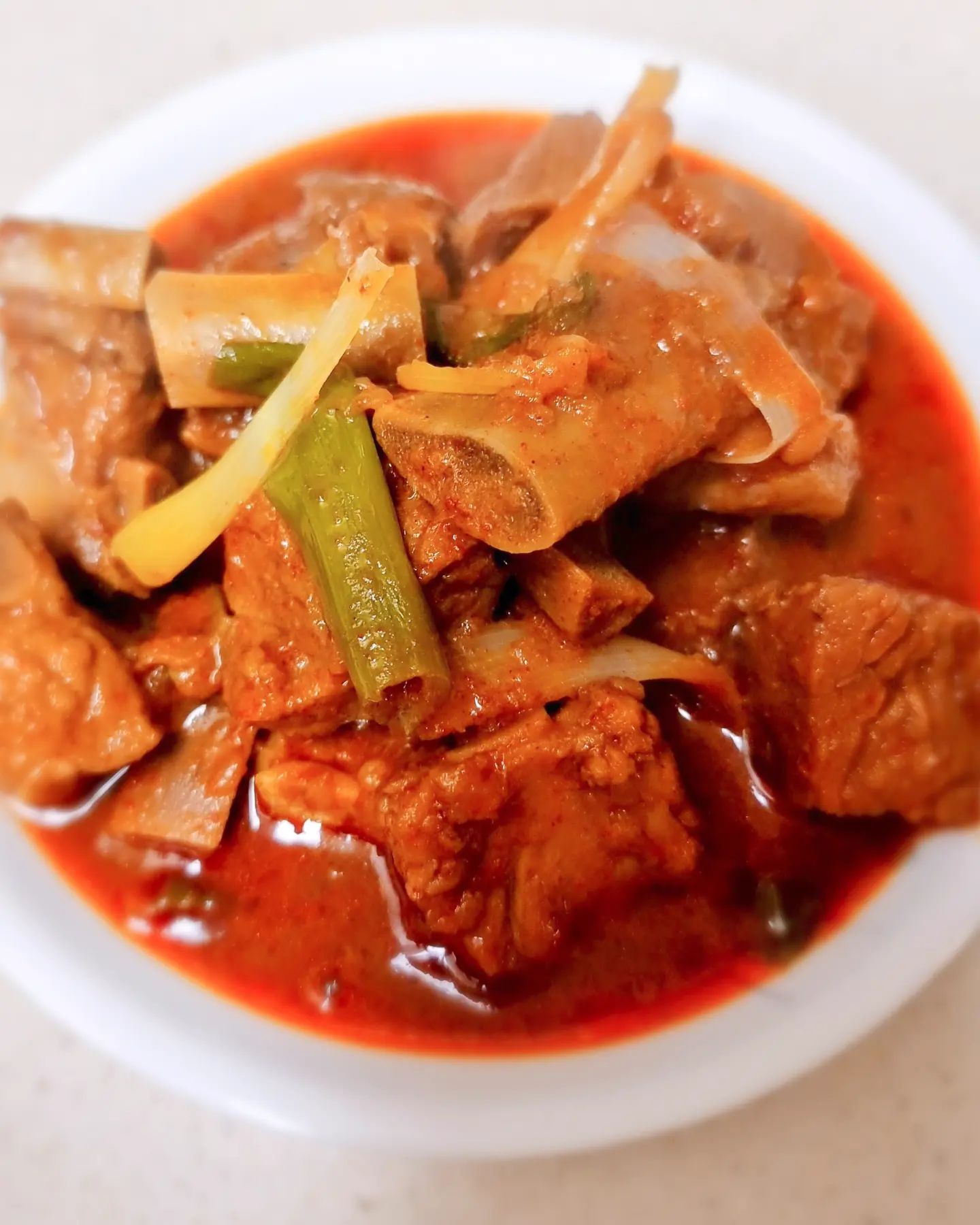 #옥키친 #매운돼지갈비찜

애정하는 옥키친🩷
이번에 신상이 나와서 구입한 매운갈비찜!!
조리도 해동하고 조리만하면 돼서 간편해요😍
특히 매콤하고 고기도 너무 부드럽고 국물도 자작해서
밥이랑 먹기도 좋고 볶아먹기도 좋아요💕
술안주로 먹기에도 좋아서 갈비찜에 주먹밥이랑 먹음 너무 맛있어요~~✨️❤️