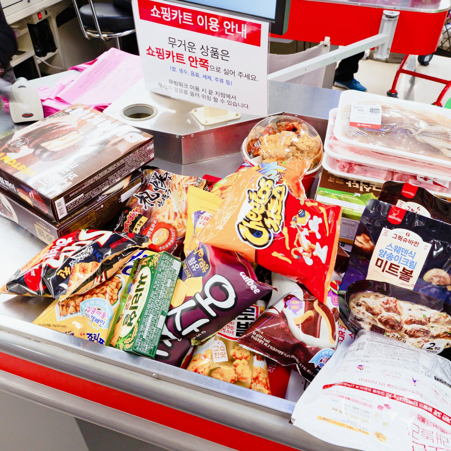 #광고 #꿀팁 🛒✨

안녕하세요 행복한 이엘이네입니다.
홈플러스 또 세일 중이에요! 
연말 홈플대란으로 12/27(수)까지 매 주차마다 
다른 품목들을 세일하고 있어요! 🎉

1+1, 반값 세일 안 하는 품목을 
찾는 게 어려울 정도로 
이것저것 엄청 세일 중이라
오픈하자 마자 다녀왔어요

1주차 행사기간 : 11/30(목) ~ 12/6(수)

고기도 50%, 라면도, 시리얼도 
피자도 많은 물품이 1+1 🥩🍜🍕
또는 대박세일 중이라 이엘이네도 
오늘 고기랑 이것저것 사왔어요.
그런데 내일 또 다른게 세일 한대서 갈듯 ㅜㅜ

이번 주 토요일부터 일요일(12.2~3)은 
한판 새벽딸기 50% 할인 7,990원! (7대카드 결제 시)
국내산 브랜드 삼겹살/목심 50% 할인 *12/2(토) ~ 12/3(일) (7대카드 결제 시, 서귀포점 제외)
손질오징어 50% 할인 2,950원 (마이홈플러스 회원에 한함)
농협안심한우 국거리/불고기/양지 최대 50%할인 (7대카드 결제 시, 홈플러스 온라인 제외)
당당 두마리 옛날통닭 4천원 할인 9,990원 *12/2(토) (마이홈플러스 멤버특가, 홈플러스 온라인 제외)

엄청 많은 아이템들이 할인 중이니 
놓치지 말고 꼭 다녀오세요! 🍓🥩🦑🍗
열심히 담고 마이홈플러스 멤버특가를 위해 
바코드 딱 찍으면 22만원이 14만원대로 
할인되는 기적까지! 
식음료부터 생필품까지 다양하게 있으니
열심히 쟁여두세요. 🛍️💳

#홈플러스 #홈플러스연말홈플대란 #홈플러스세일 #홈플러스할인 #홈파티 #연말홈파티 #딸기할인 #한우반값 #삼겹살반값 #한우할인 #홈플대란 #할인 #반값 #반값쇼핑 #마트 #마트할인 #장보기할인혜택 #마트장보기 #연말세일 #연말음식 #홈파티음식 #홈파티재료 #연말장보기 #연말할인