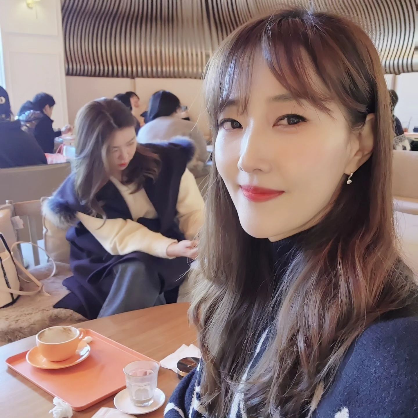#일요일점심

오랜만에 수성못카페갔어요
카페 데꼬가준다하면
언제든 출동준비합니다🤗

 📍아트플렉스 수성못
전시관도 있고
대형트리에 분위기 완전 좋은데
커피맛은 영~
2차로 보정당카페가서
커피수혈☕️

with 언제나 멋진 그녀♡
.
.
.
#대구수성못 #대구카페 #아트플렉스 #크리스마스분위기 #좋아요 #좋아요반사 #선팔하면맞팔
