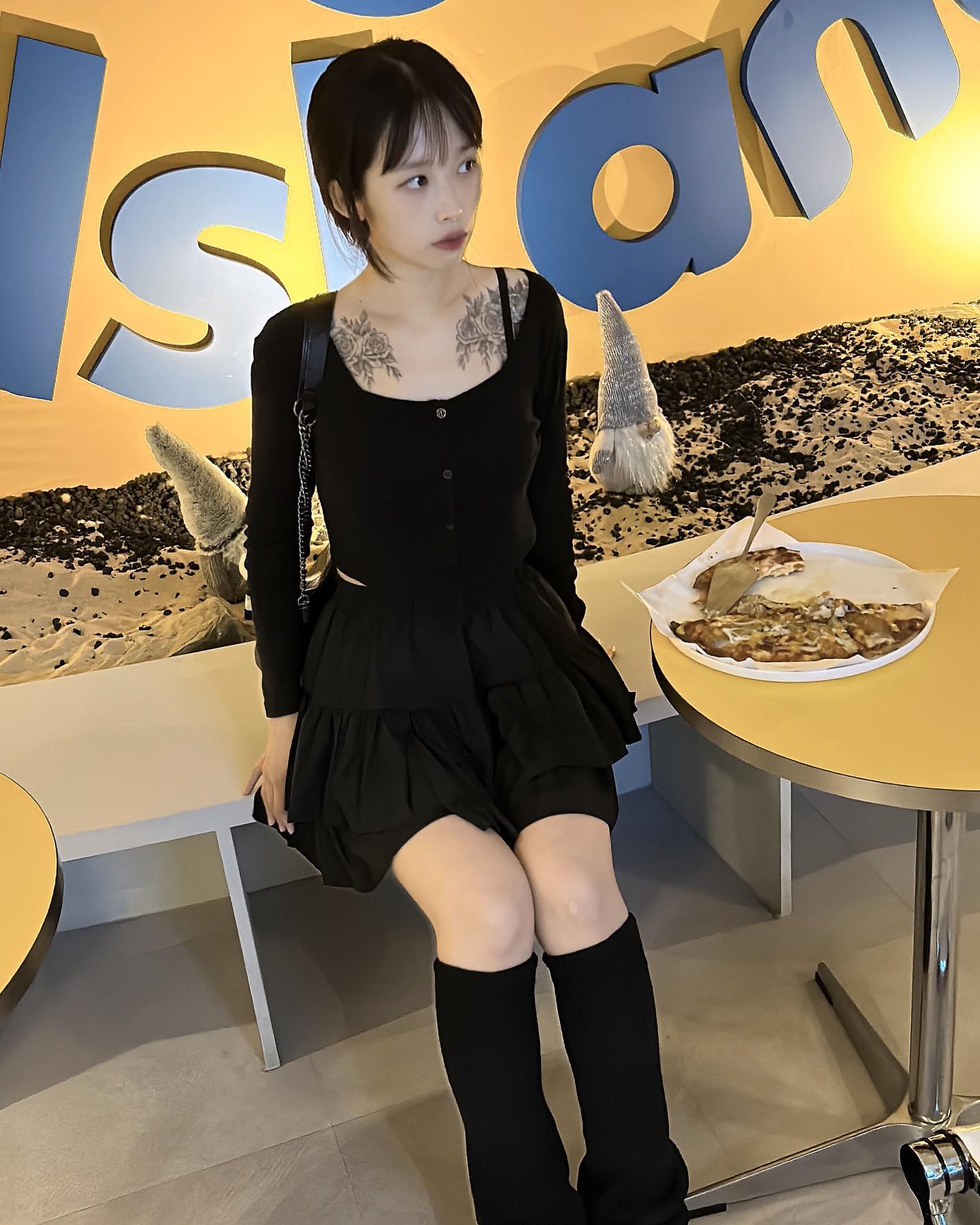 온의동 푸르지오 타워 상가 1층에
위치한 감자 아일랜드에 다녀왔어요~
지역 특산물을 활용한 다양한 피자,
수제 맥주 등을 판매하는 곳인데요 !
.
복층구조의 매장이며 2층에는 키오스크가
마련되어 있어서 주문이 편리했어요! 
또 아기자기한 포토존이
마련되어 있답니다?😉
.
감자 아일랜드의 시그니처 메뉴인
감자아일랜드 피자와 감자맥주,
토마토맥주의 궁합은 굉장히 잘 어울렸고
특히 토마토 맥주는 새콤달콤 맛있었어요,
감자맥주는 감자향이나 맛이 느껴지진 않았는데
살짝 시큼? 한 맛이 강했어요!
그리고 문어쫄탱섬은 마치 대왕 타코야키 같았답니다? 추천!❤️
.
피자 외에도 간단하게
먹기 좋은 안주들이 있어서
2차, 3차로 방문하셔도
굉장히 좋을 것 같아요☺️
.
'감자아일랜드 온의점' 
강원 춘천시 방송길 77
상가동 1층 1310호
(주차,예약,포장,배달,반려동물동반가능)
.
*감자아일랜드로부터 서비스를 제공받았으나
솔직하게 작성한 콘텐츠입니다.