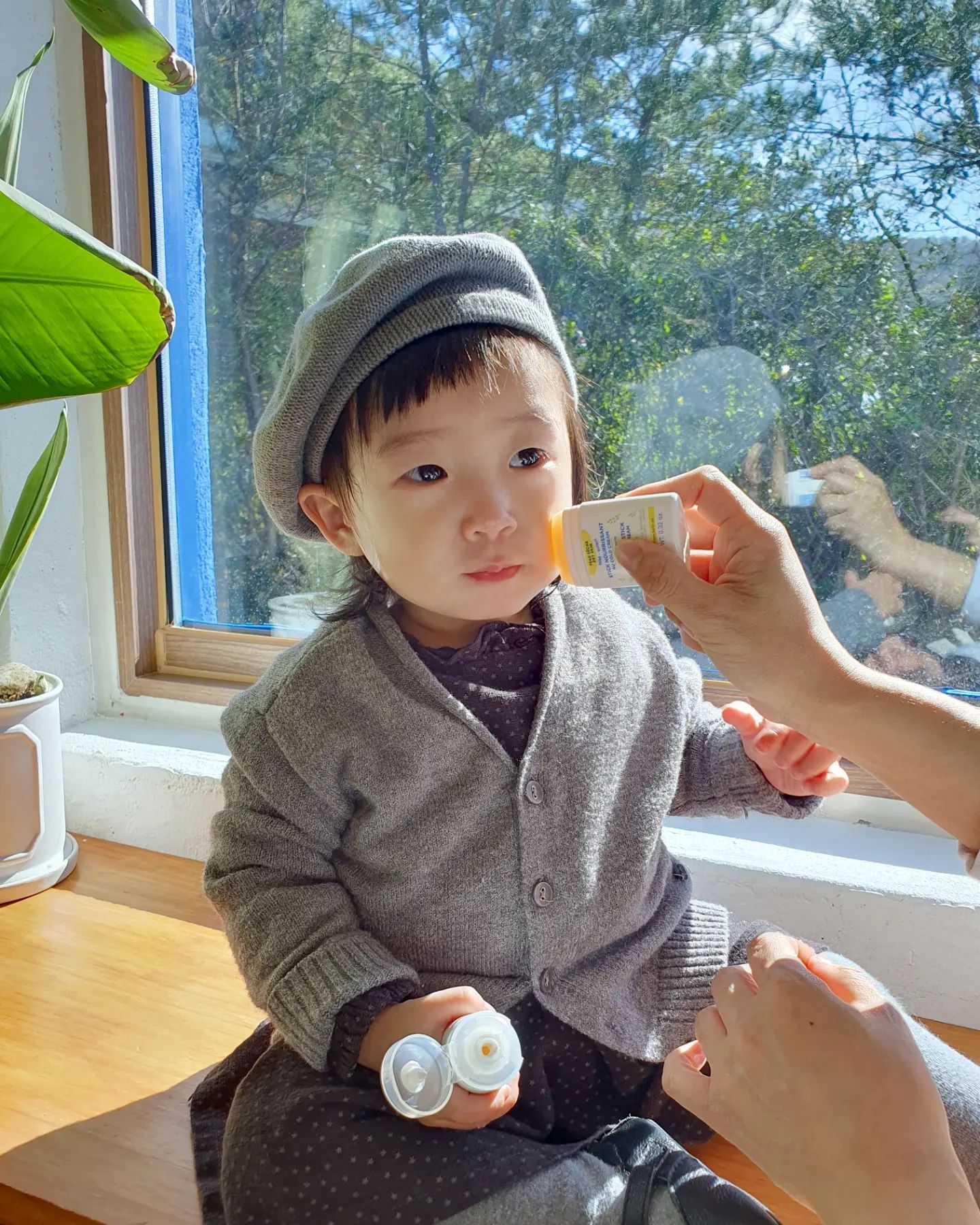 #제품협찬 #고보습영양케어
.
.
어느덧 찬바람이 부는 계절이예요.

#70년아기피부전문가 #무스텔라 에서 
얼굴보습세트를 보내주셔서 
요즘 그리온남매가 잘 사용해보고 있는데요, 

💙너리싱 크림 위드 콜드크림과 
💙너리싱 스틱 위드 콜드크림 2가지 구성으로 

크림은 건조한 얼굴에 쫀쫀하고 풍부하게 보습을 주고, 
스틱은 수분유지를 도와주며 
여러번 덧바르기 좋게 휴대용으로 나왔더라고요.

크림은 백색의 굉장히 쫀득하고 걸쭉한 제형이지만
부드럽고 촉촉하게 발려졌고요.
영양감과 보습감이 바로 느껴져 꿀피부가 되는 듯 했답니다.

스틱은 고체 스틱밤타입으로 단단하지만
얼굴에 미끌리듯 부드럽게 발려지고,
한층 보호막을 씌워주는 듯한 느낌을 받았어요.

스틱은 특히 휴대성이 좋다보니 
저는 요즘 외출시 필수로 챙겨나가는데요.

바르기도 편하고, 손에 묻을 일 없어 
요즘같이 보습 신경써야 할 계절에 
너무 잘 쓰고 있답니다.

얼굴은 몸보다 외부자극에 쉽게 노출되기도 하고 
연약한 피부의 울 아기들은 4계절 내내 
제대로 된 보습관리 필요하잖아요?

외출해서도 잊지 말고, 
무스텔라 얼굴보습세트로 
간편관리 해주세요 :)
 
.
.

🏷무스텔라  mustelakorea