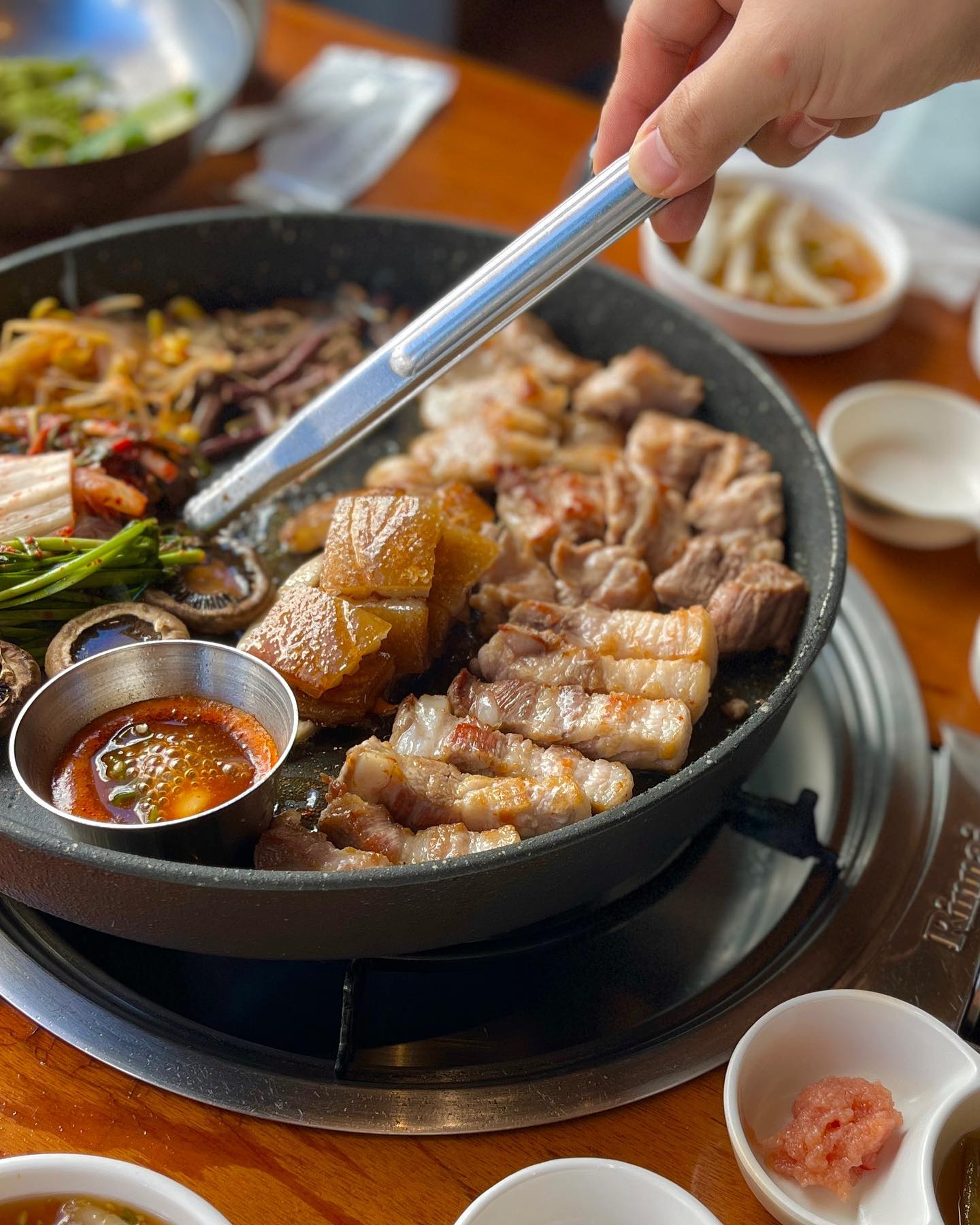 #양산맛집추천  양산 중부동 맛집 💓 
육즙이 풍부한 최상급 한 돈 구이,
최상위 등급을 선별하여 전문가가 직접 숙성한 고기 🐷🥓

고기와 전골이 세트라니,,가성비 갑 세트메뉴🫢 

다양한 메뉴를 세트메뉴로 구성하여 
맛볼 수 있는 가성비 맛집 !🥩🔥

📍상호명 : 꽃돼지식당 delicious_pork67 
📍주소 : 경상남도 양산시 중부동 688-13
📍영업: 매일 12:00시~02:00 연중무휴

자세한 리뷰는 블로그에,,🪽🫶